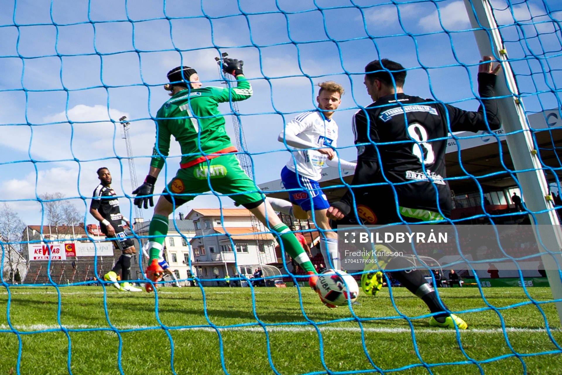 Luleås William Olausson under en målchans som Carlstads Bastian Rojas Diaz räddade på mållinjen under fotbollsmatchen i divison 1 norra mellan Carlstad och Luleå den 17 april 2017 i Karlstad.