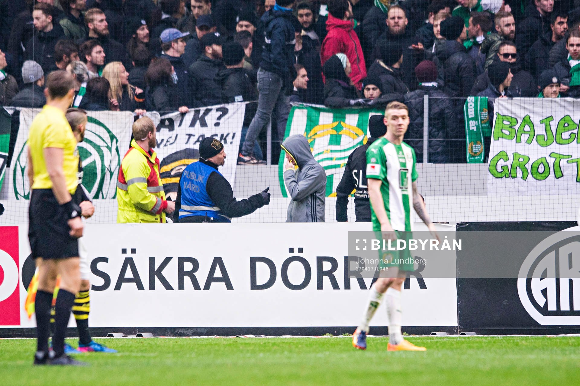 En bollkalle ses om
