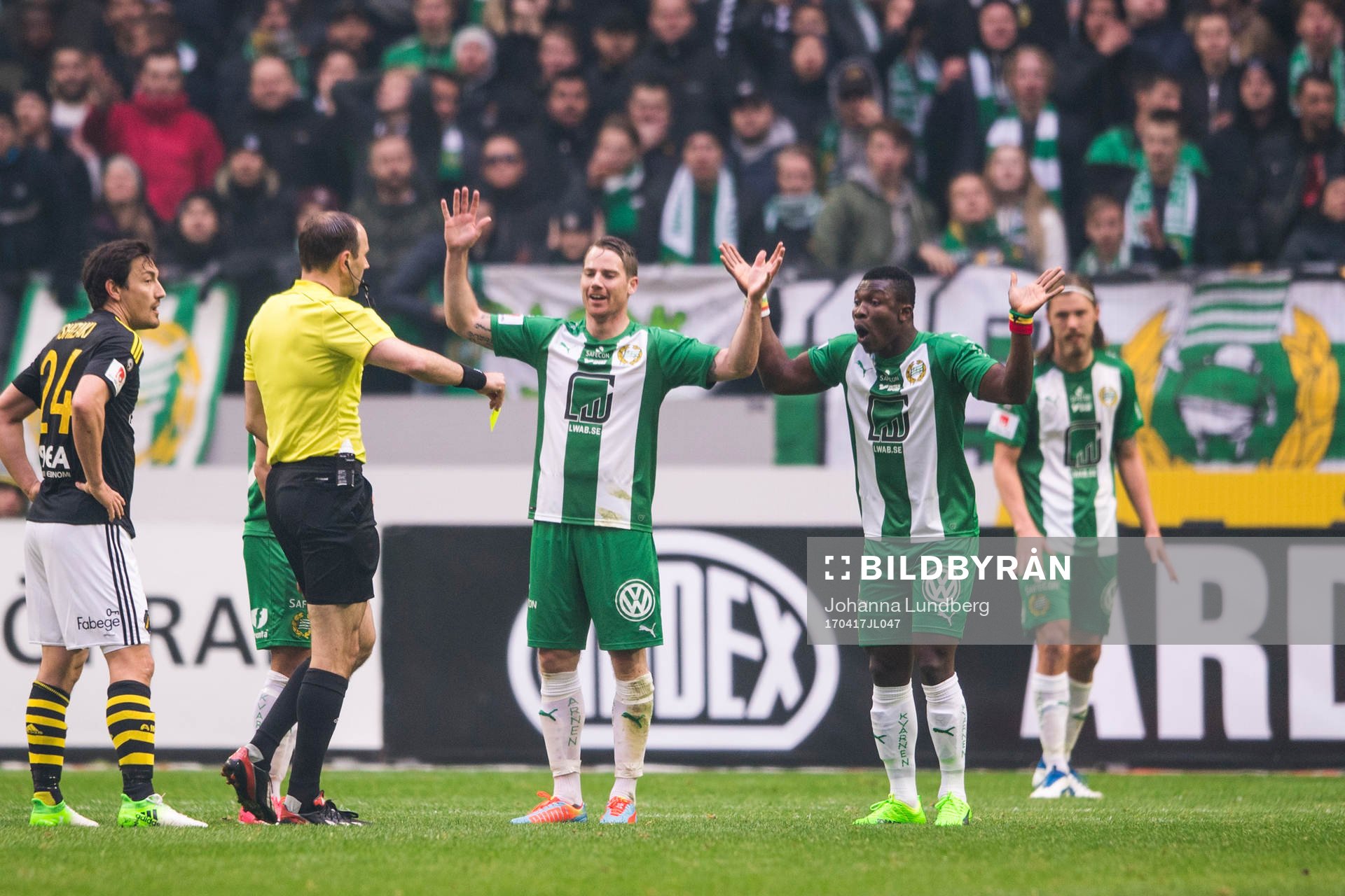 Hammarbys Johan Persson och Joseph Aidoo reagerar mot