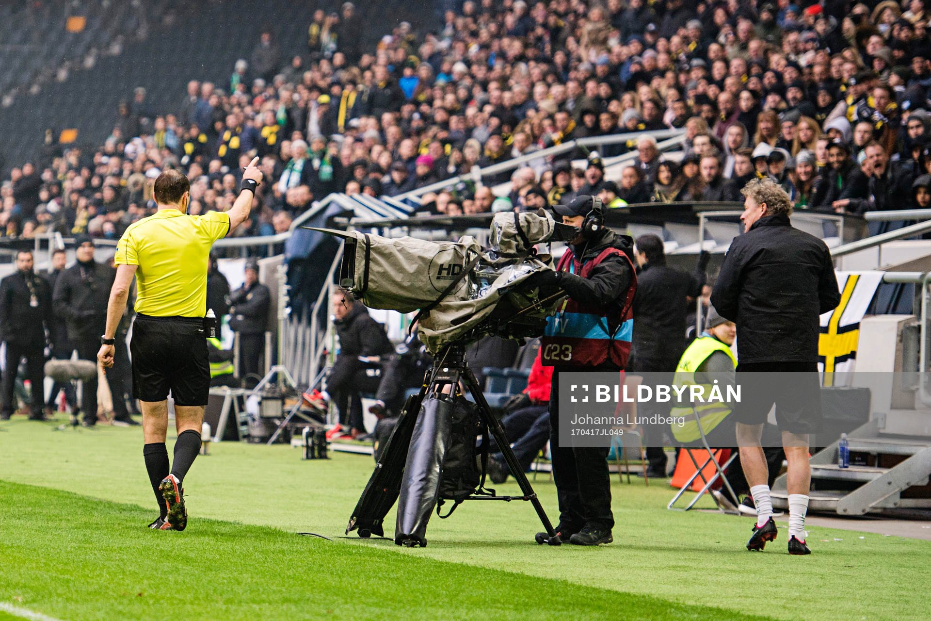 Hammarbys målvaktstränare Mikael Olsson visas ut av domare Jonas Eriksson under fotbollsmatchen i Allsvenskan mellan AIK och Hammarby den 17 april 2017 i Stockholm.