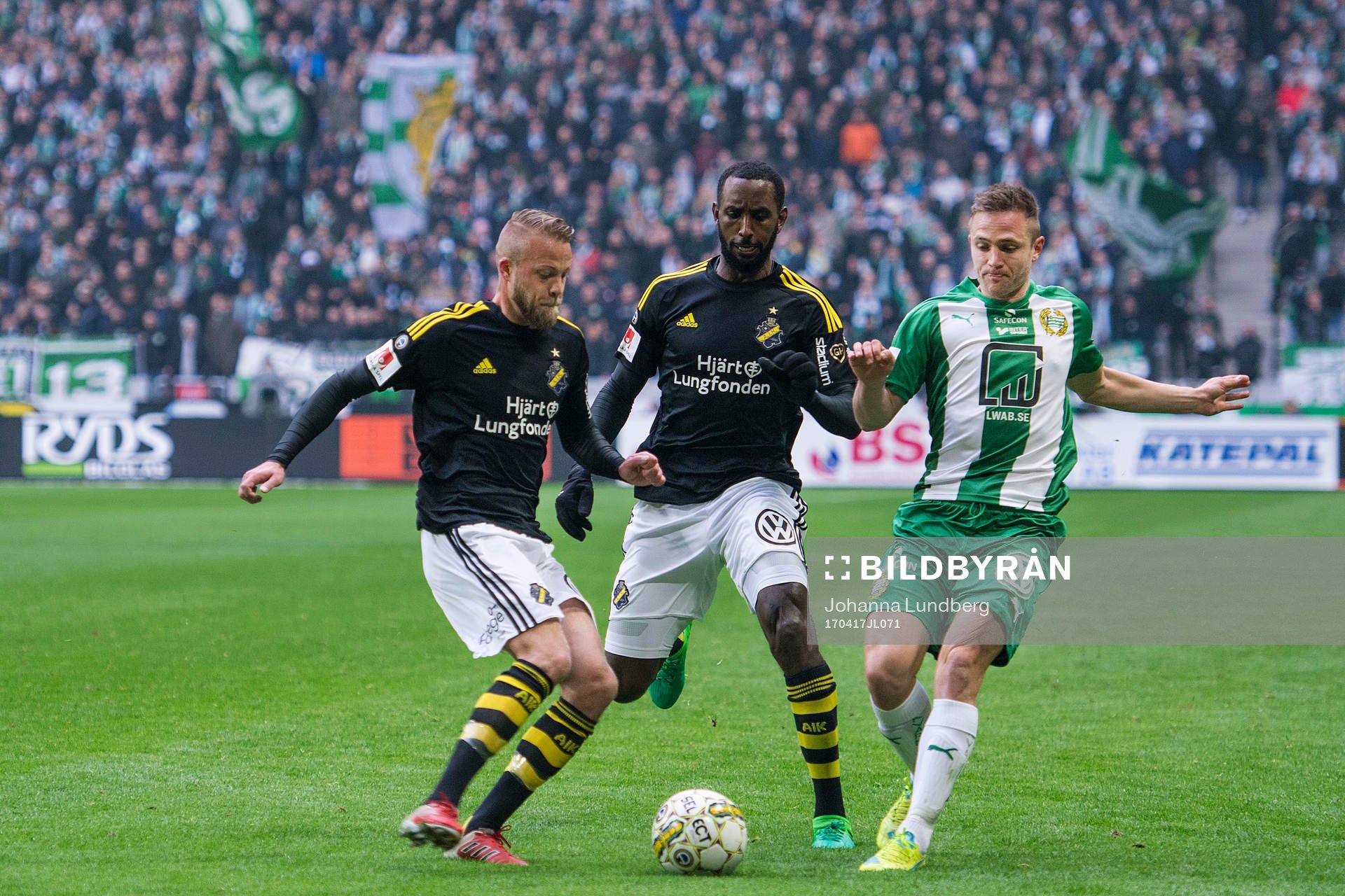 s Daniel Sundgren och Henok Goitom mot Hammarbys Mats