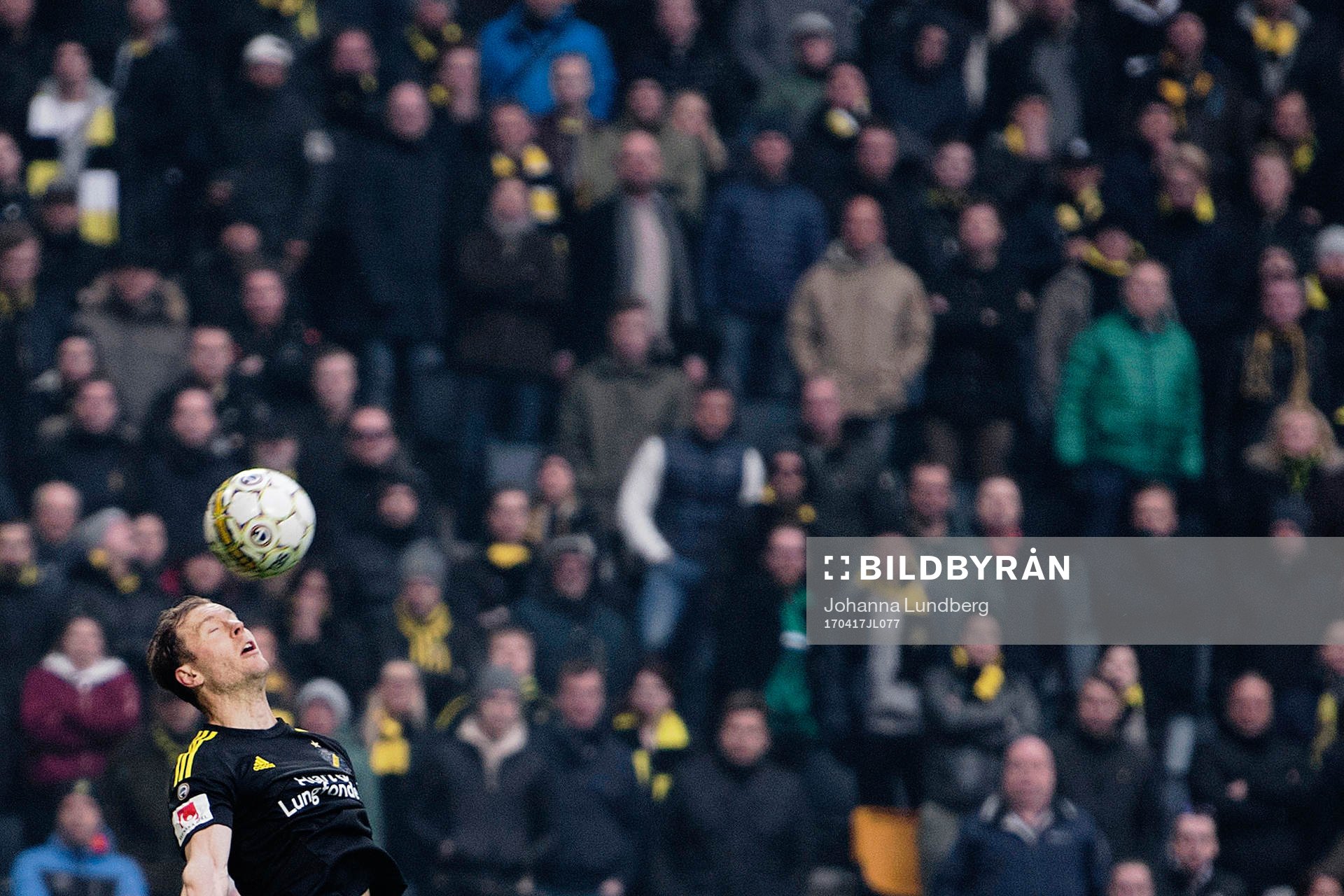 AIK:s Per Karlsson under fotbollsmatchen i Allsvenskan mellan AIK och Hammarby den 17 april 2017 i Stockholm.