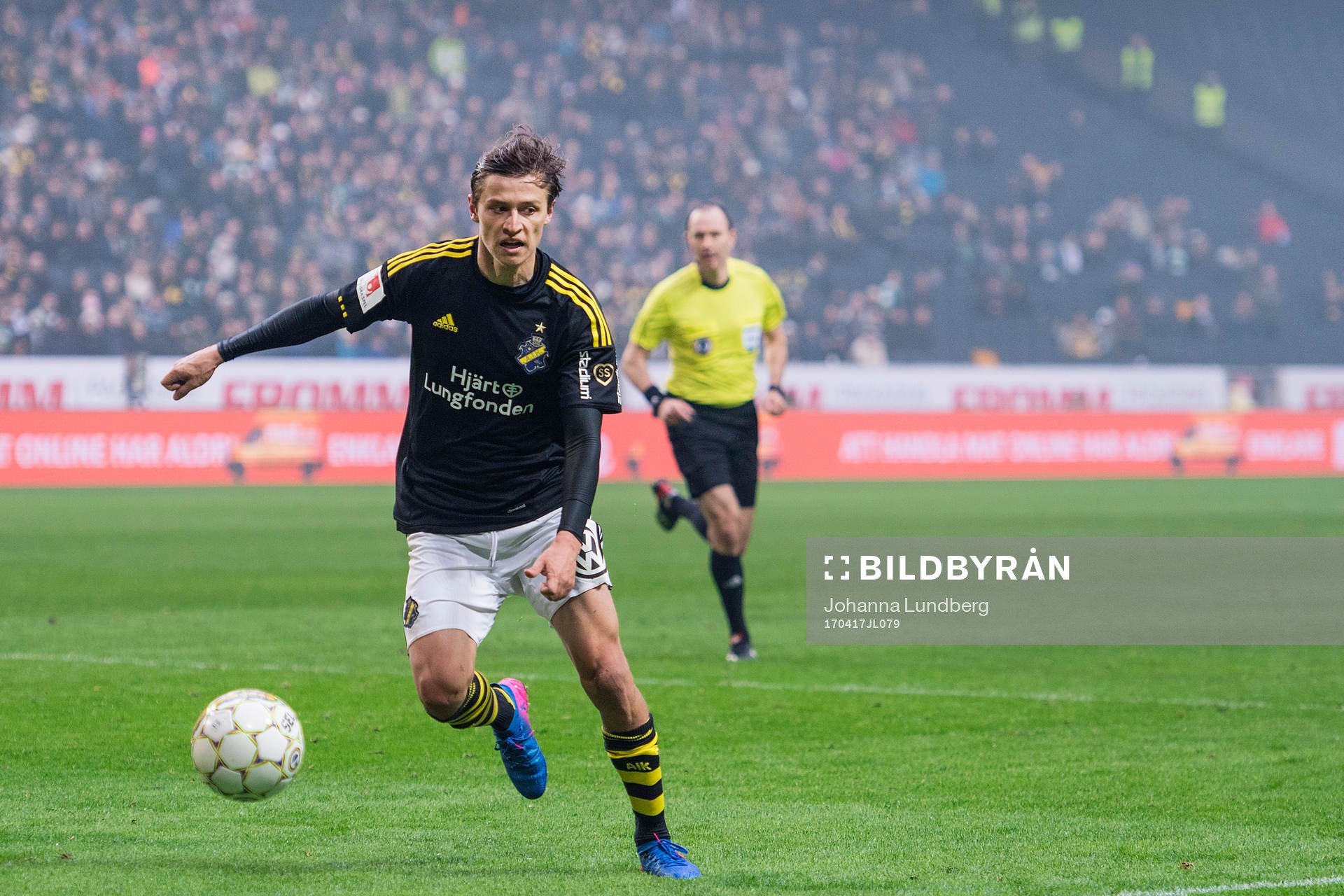 AIK:s Simon Thern under fotbollsmatchen i Allsvenskan mellan AIK och Hammarby den 17 april 2017 i Stockholm.
