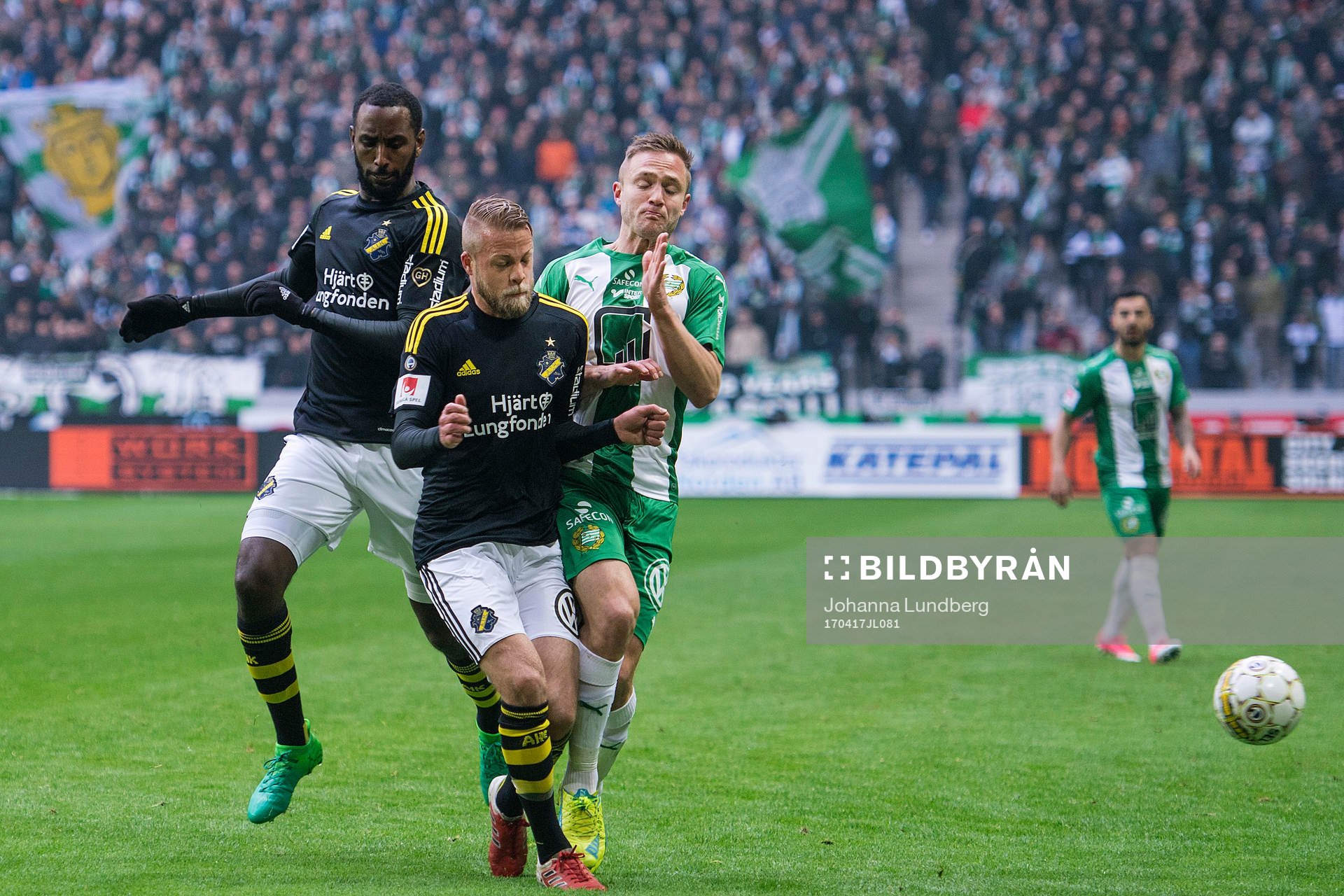 s Daniel Sundgren och Henok Goitom mot Hammarbys Mats