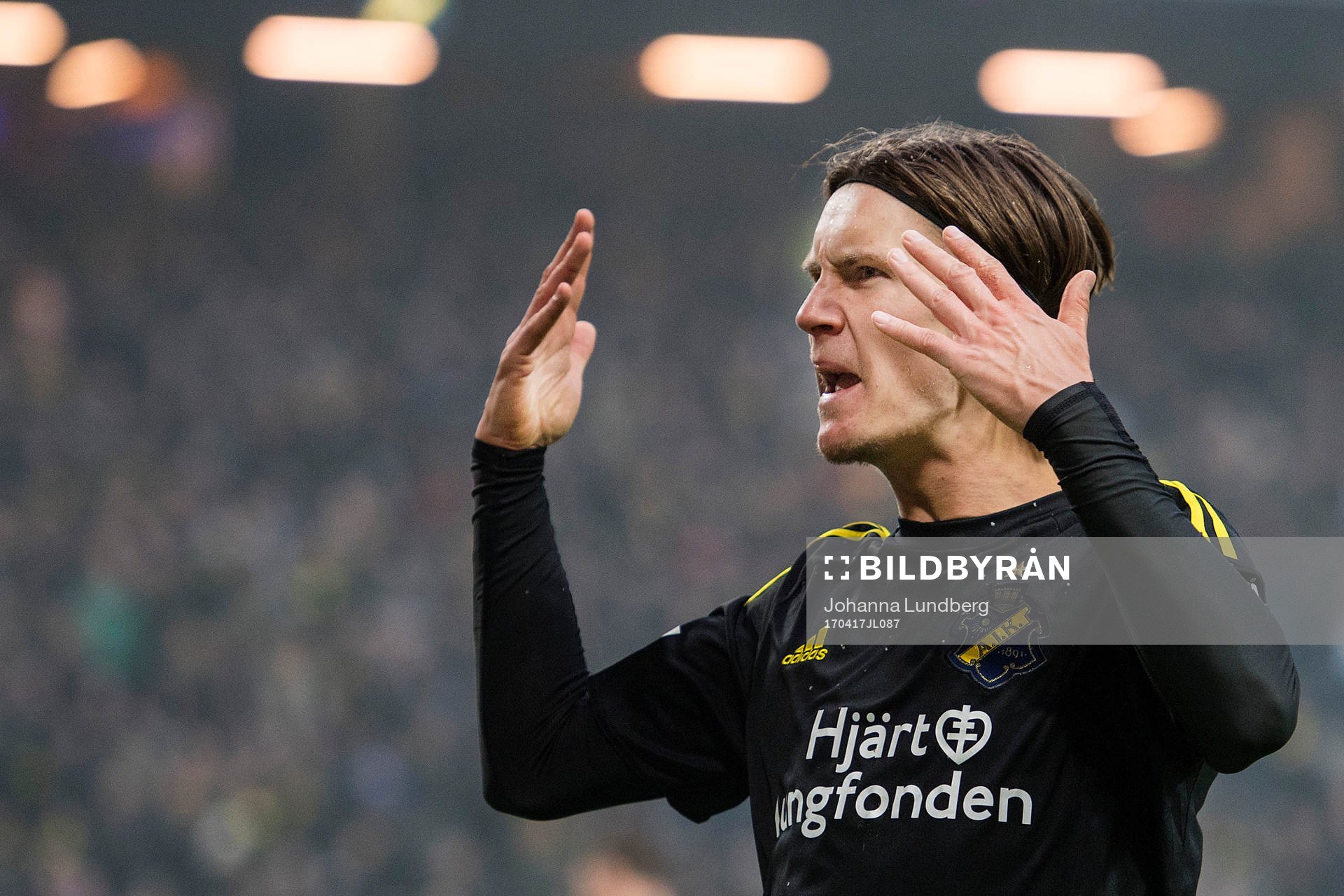 s Kristoffer Olsson manar på publiken