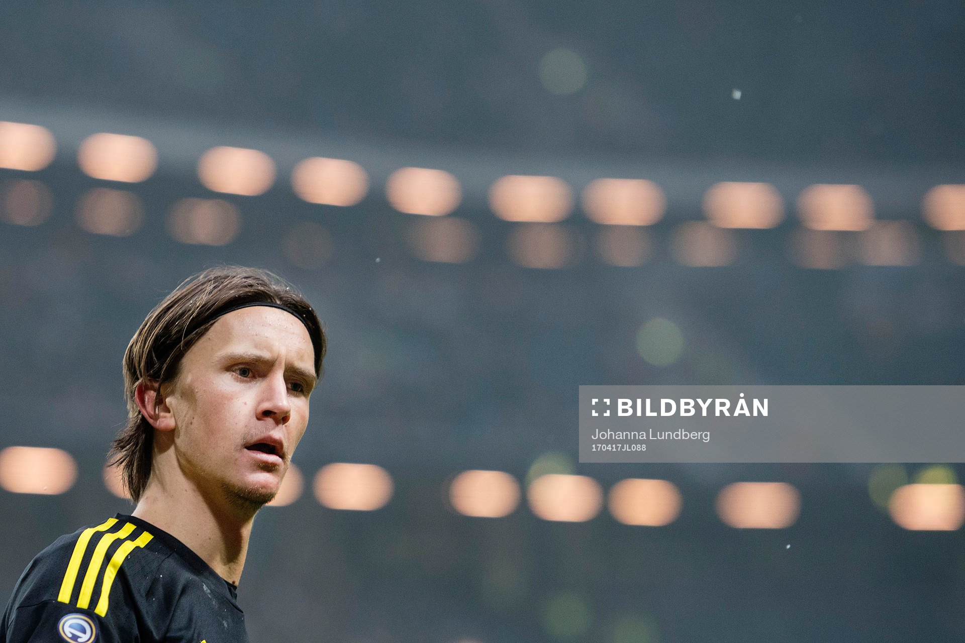 s Kristoffer Olsson manar på publiken