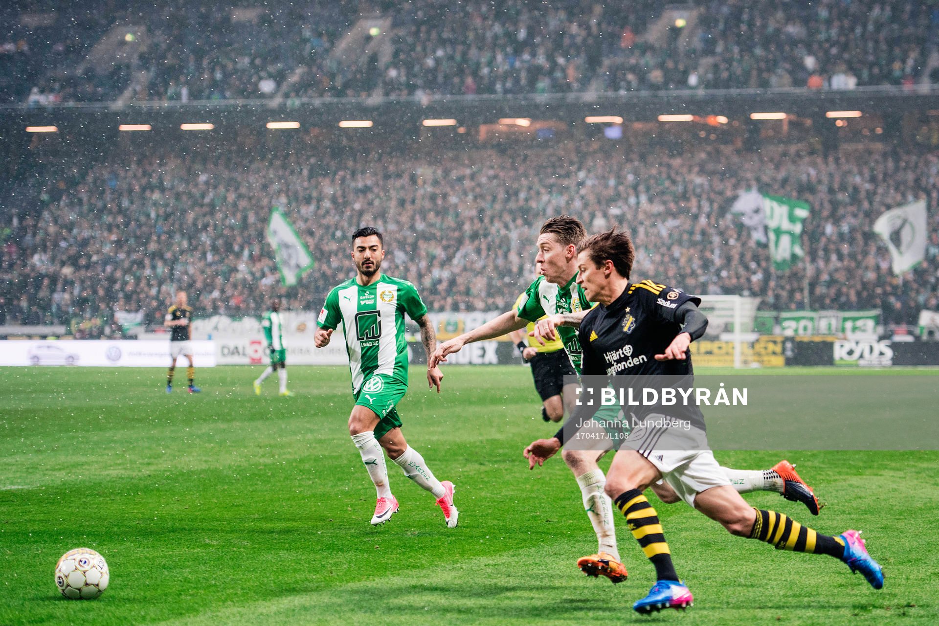 s Simon Thern utmanar Hammarbys Jiloan Hamad och Birkir
