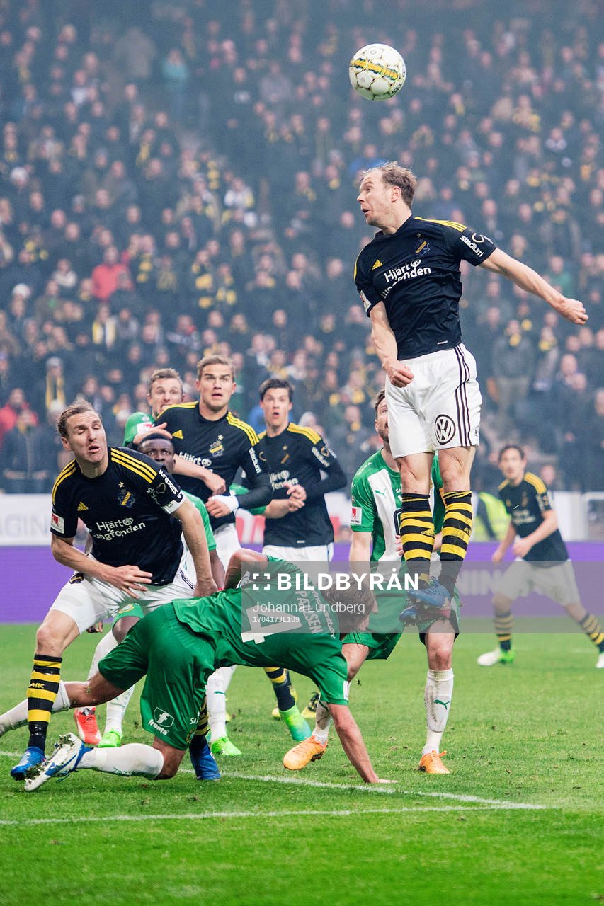 AIK:s Per Karlsson nickar framför Nils-Eric Johansson och Eero Markkanen samt Hammarbys Jiloan Hamad och Björn Paulsen under fotbollsmatchen i Allsvenskan mellan AIK och Hammarby den 17 april 2017 i Stockholm.
