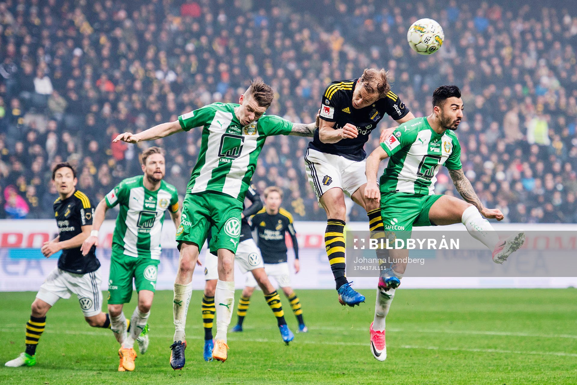 Hammarbys Birkir Már Saevarsson och Jiloan Hamad i en
