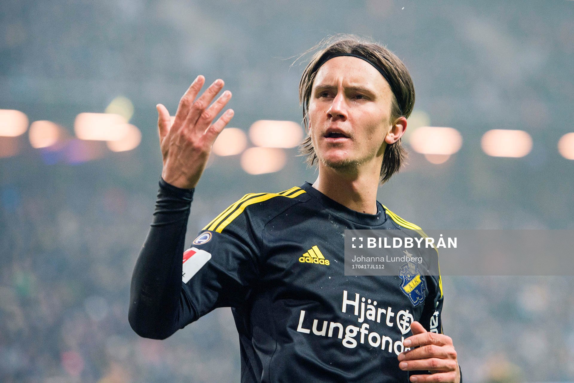 s Kristoffer Olsson försöker mana på publiken