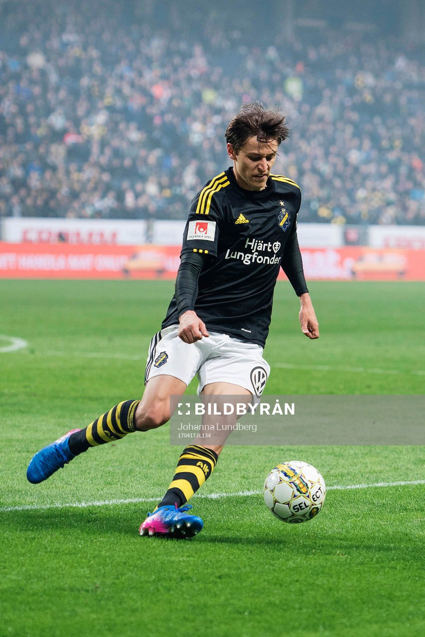 AIK:s Simon Thern under fotbollsmatchen i Allsvenskan mellan AIK och Hammarby den 17 april 2017 i Stockholm.