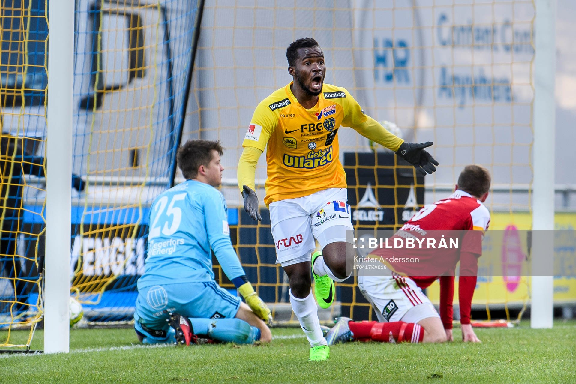 Falkenbergs Richard Donkor gör 1-1 och jublar