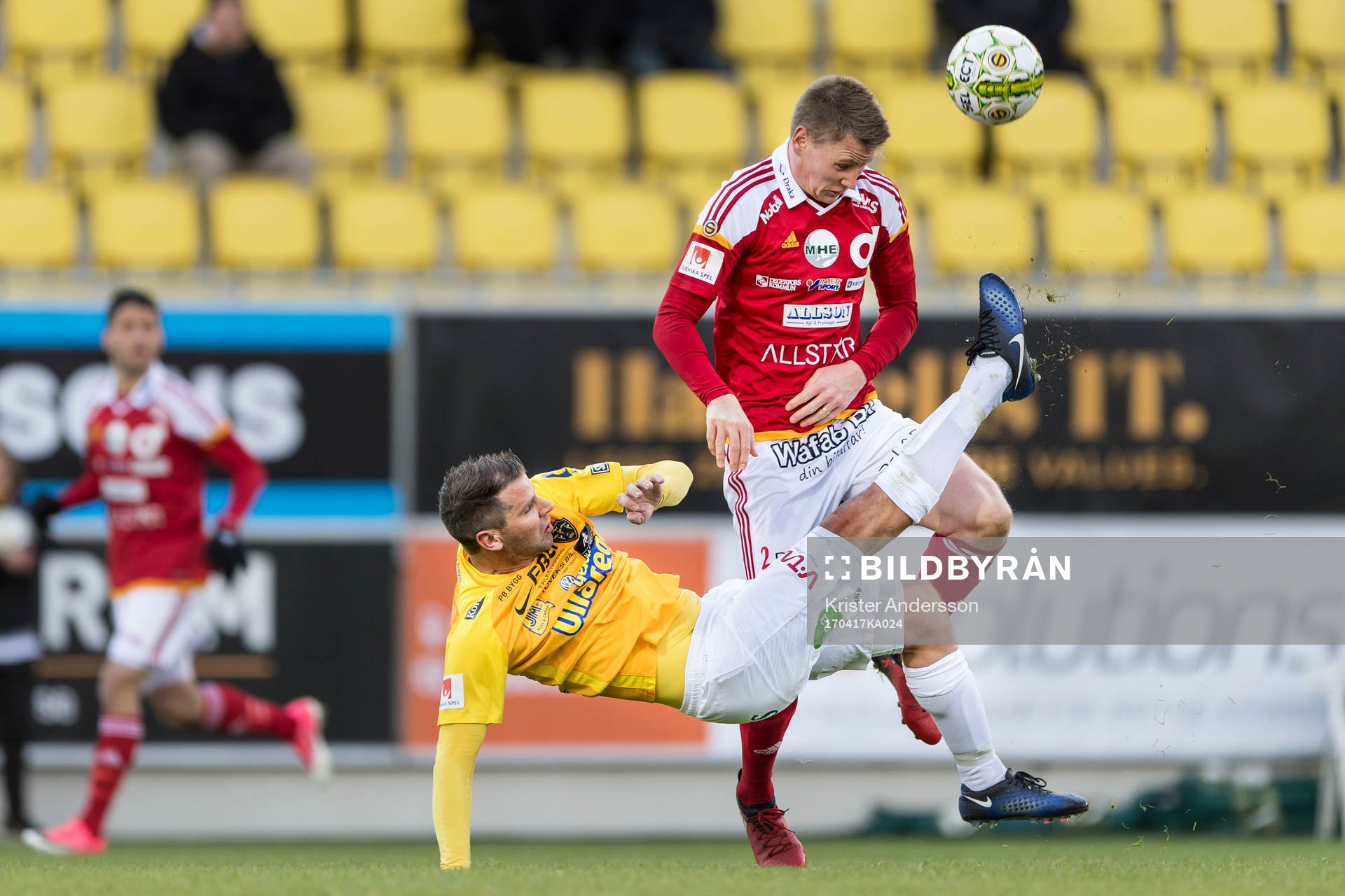 Falkenbergs Stefan Rodevåg och Degerfors Jonas Olsson under fotbollsmatchen i Superettan mellan Falkenberg och Degerfors den 17 april 2017 i Falkenberg.