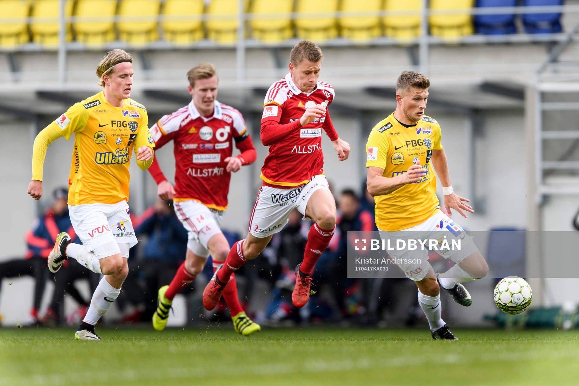 Falkenbergs Erik Pärsson driver bollen före Degerfors
