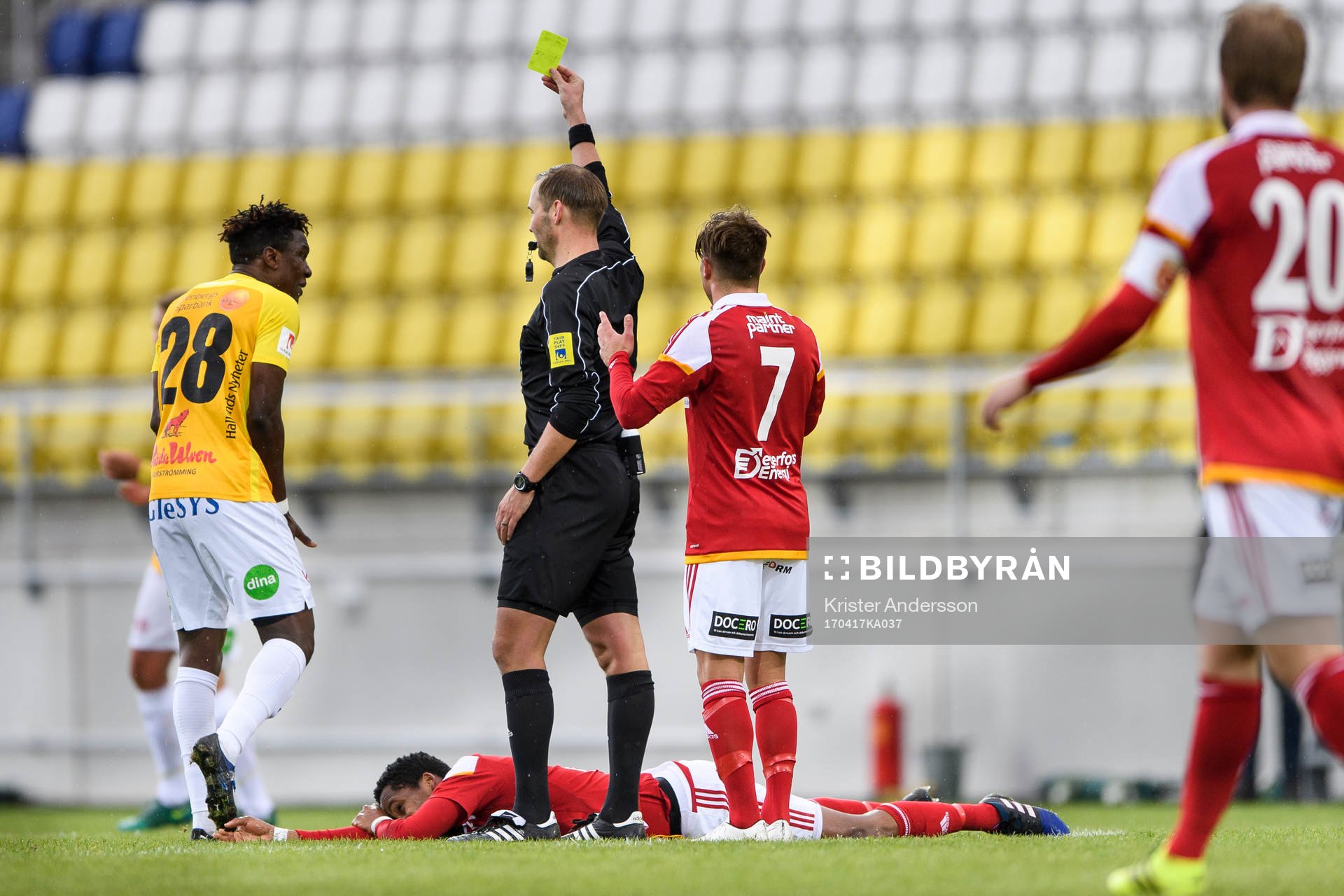 Falkenbergs Dominic Chatto får gult kort av domare Jim
