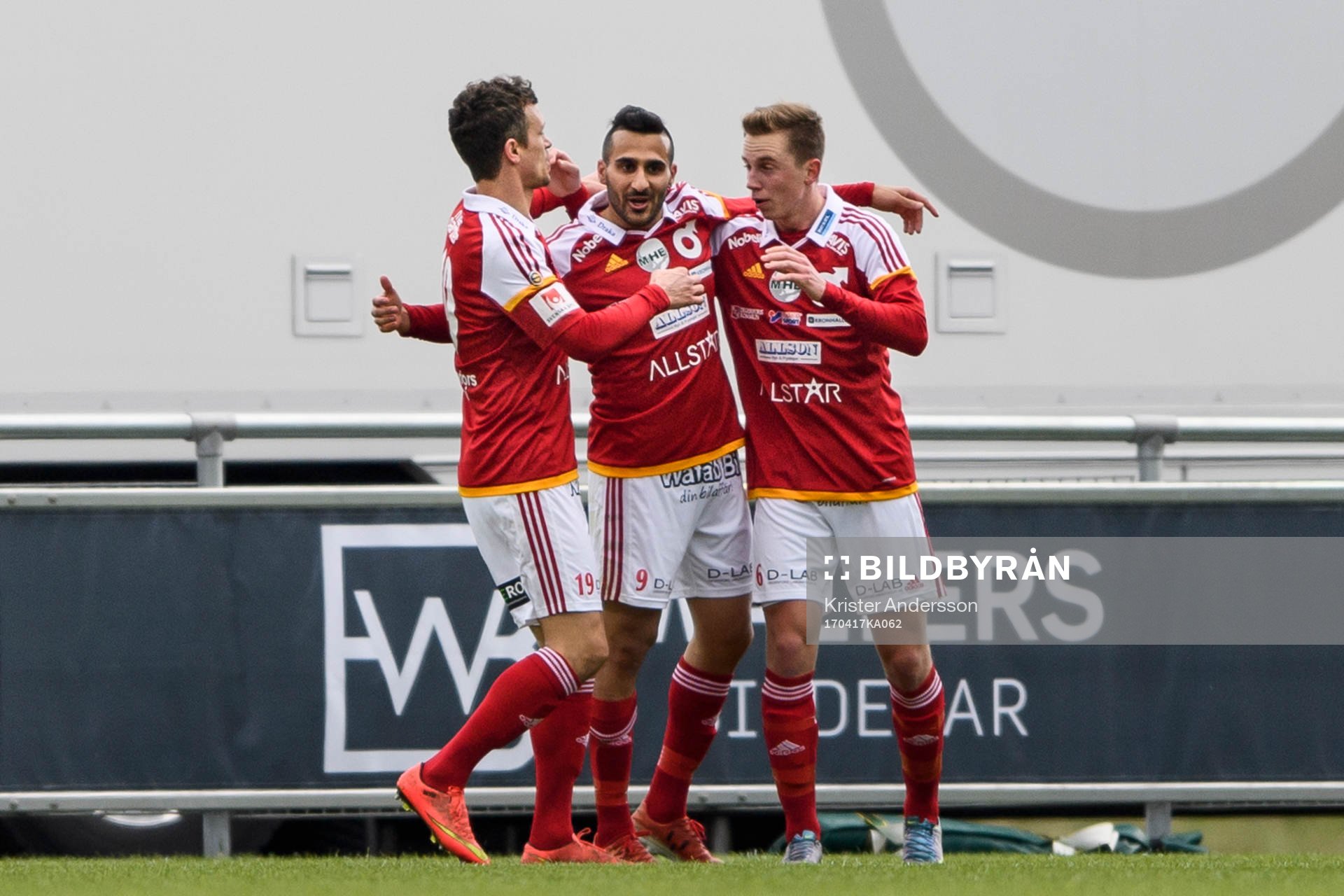 Degerfors Sargon Abraham (mitt i bild) jublar