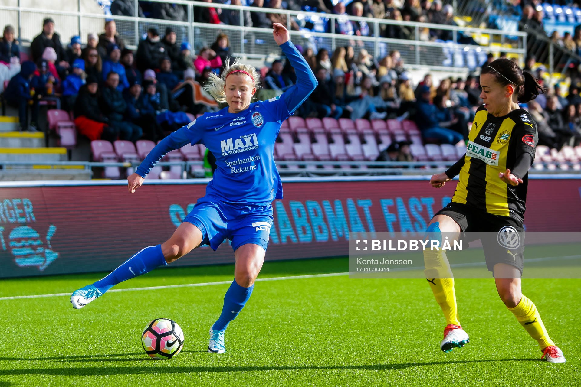 Eskilstuna Uniteds Hanna Glas och Hammarbys Amanda Johansson
