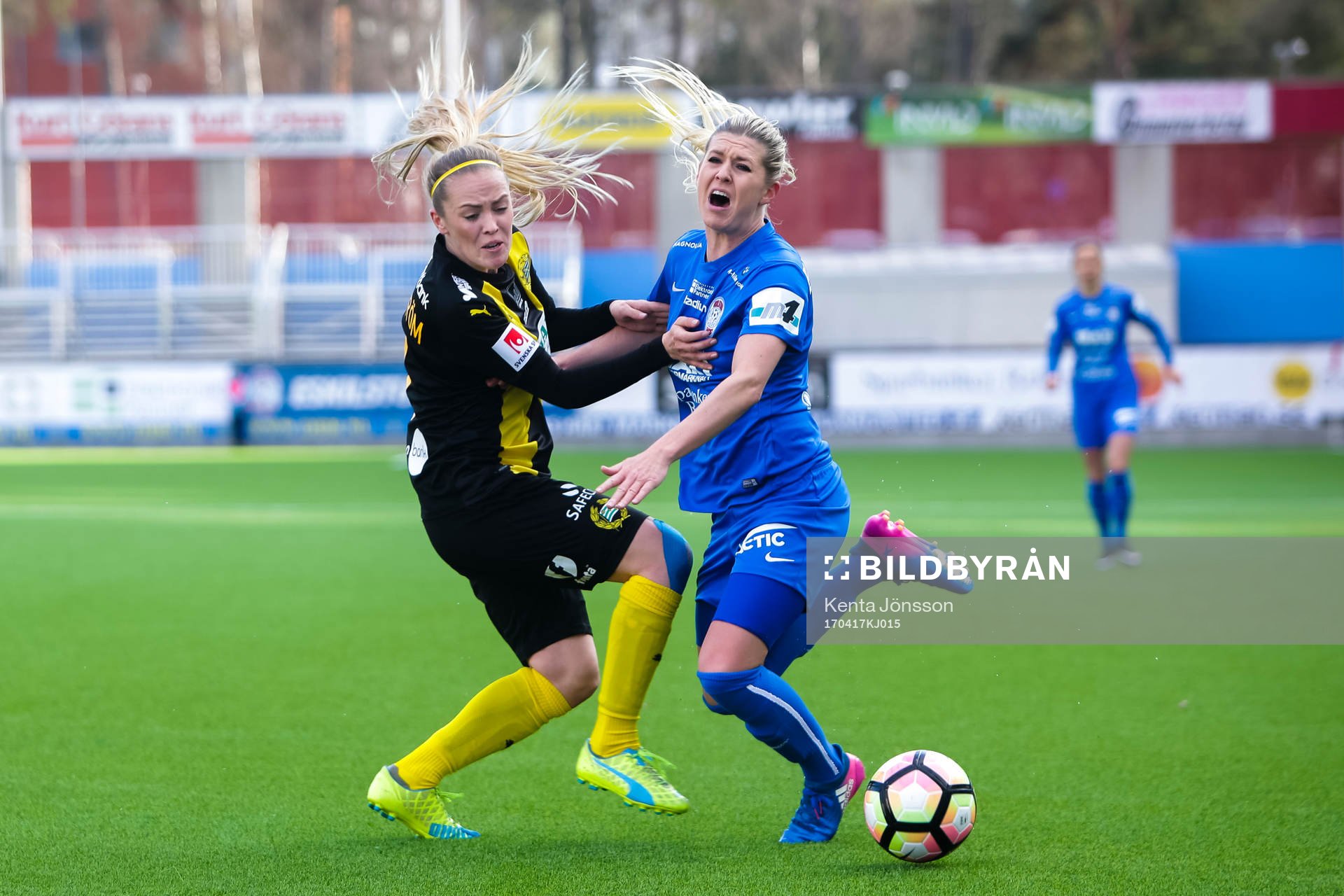 Eskilstuna Uniteds Olivia Schough och Hammarbys Cathrine Dahlström under fotbollsmatchen i Damallsvenskan mellan Eskilstuna United och Hammarby den 17 April 2017 i Eskilstuna. 
