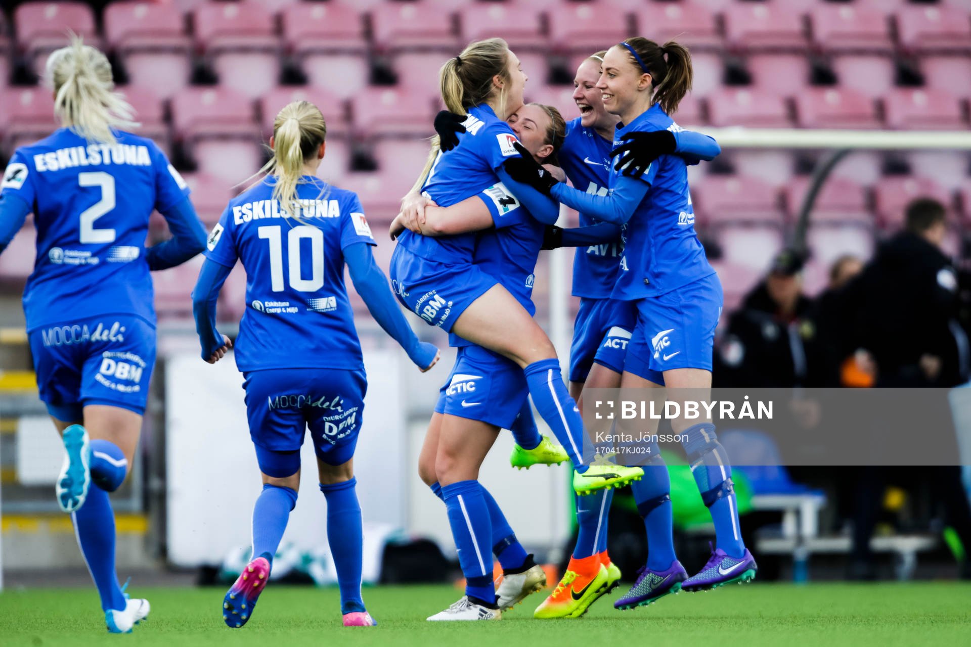 Eskilstuna Uniteds Fiona Brown jublar efter 1-0 under fotbollsmatchen i Damallsvenskan mellan Eskilstuna United och Hammarby den 17 April 2017 i Eskilstuna.