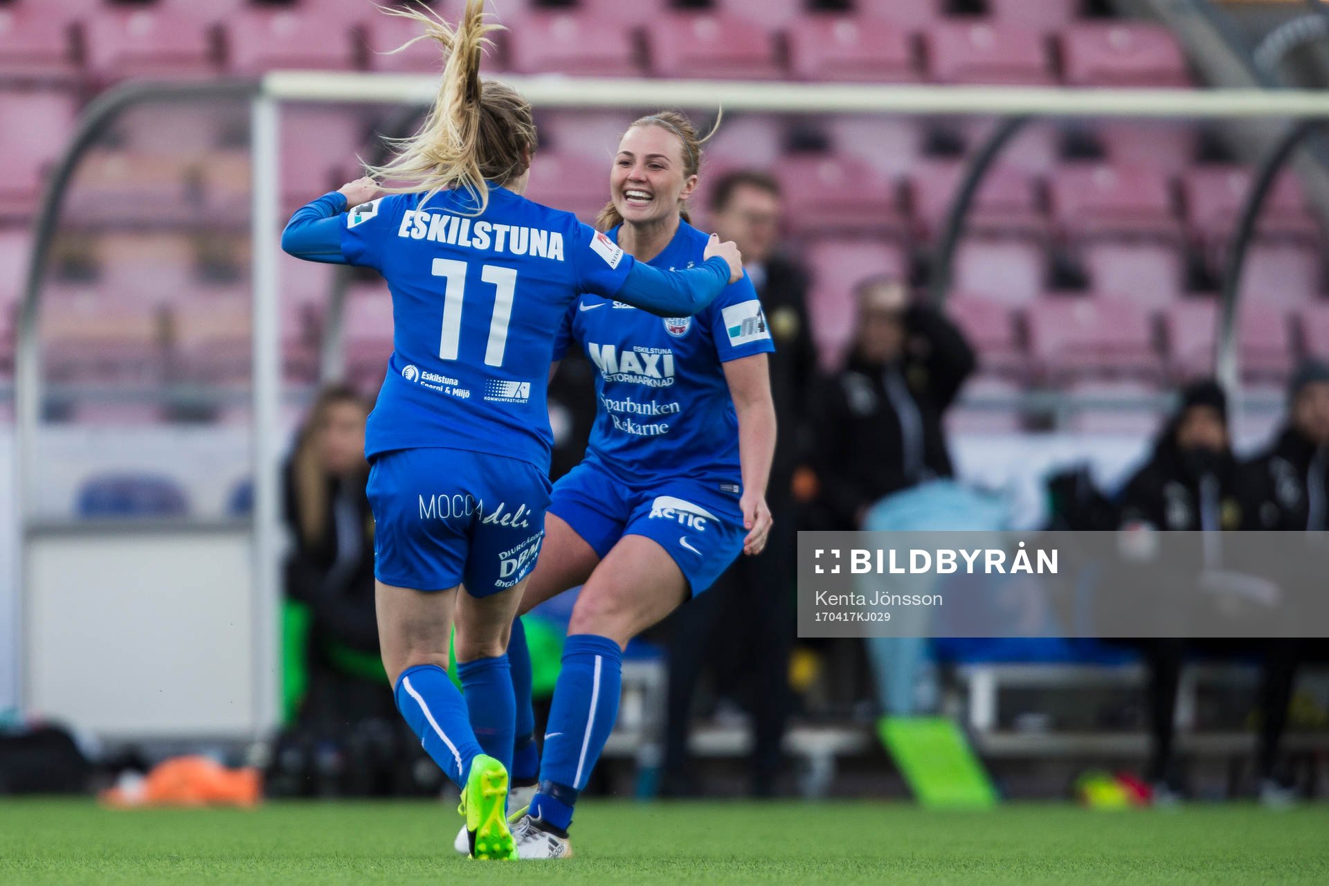 Eskilstuna Uniteds Fiona Brown jublar med Glodis Perla
