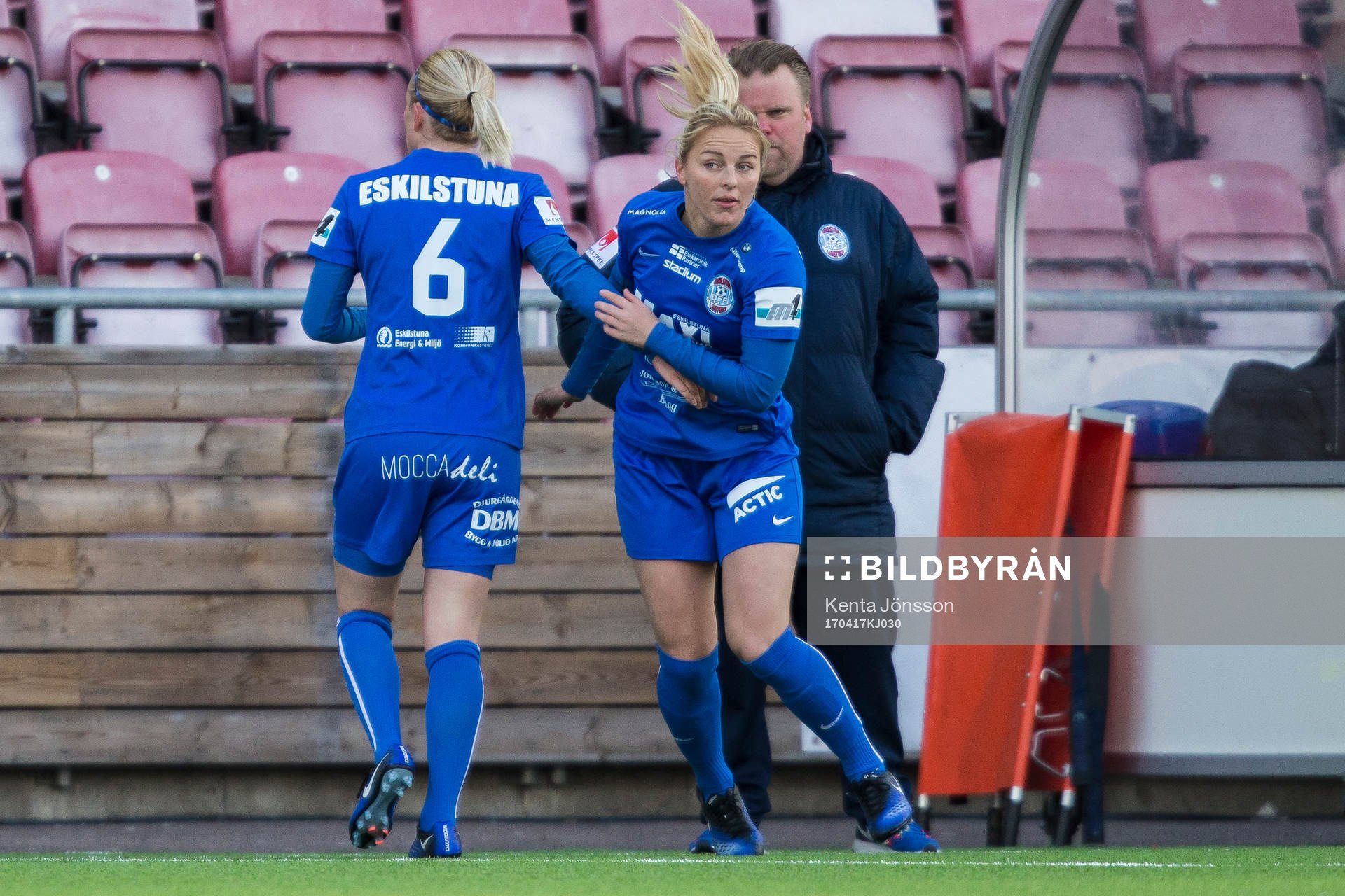 Eskilstuna Uniteds Mimmi Larsson byts in mot Petra Johansson