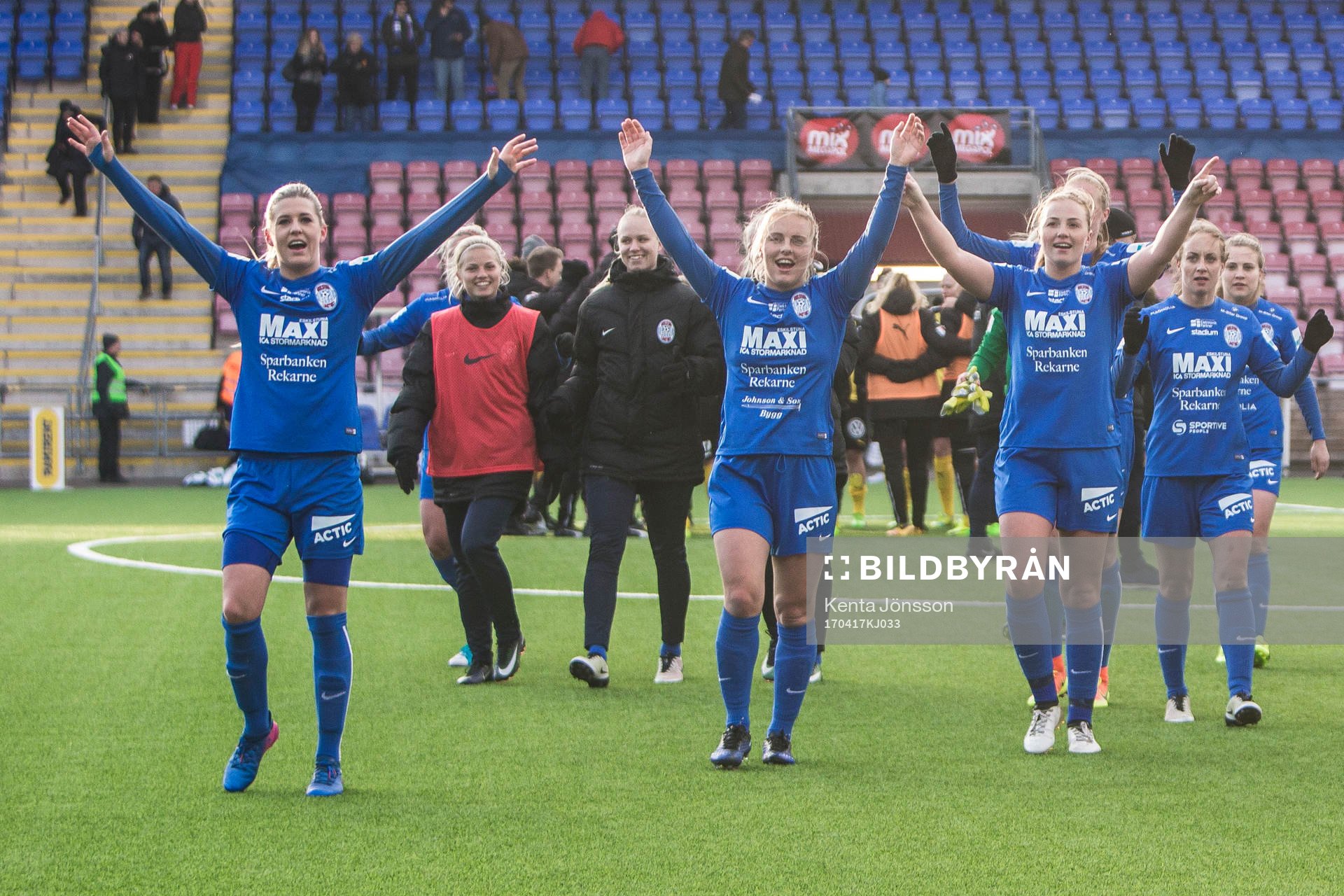 Eskilstuna Uniteds Olivia Schough , Mimmi Larsson  och