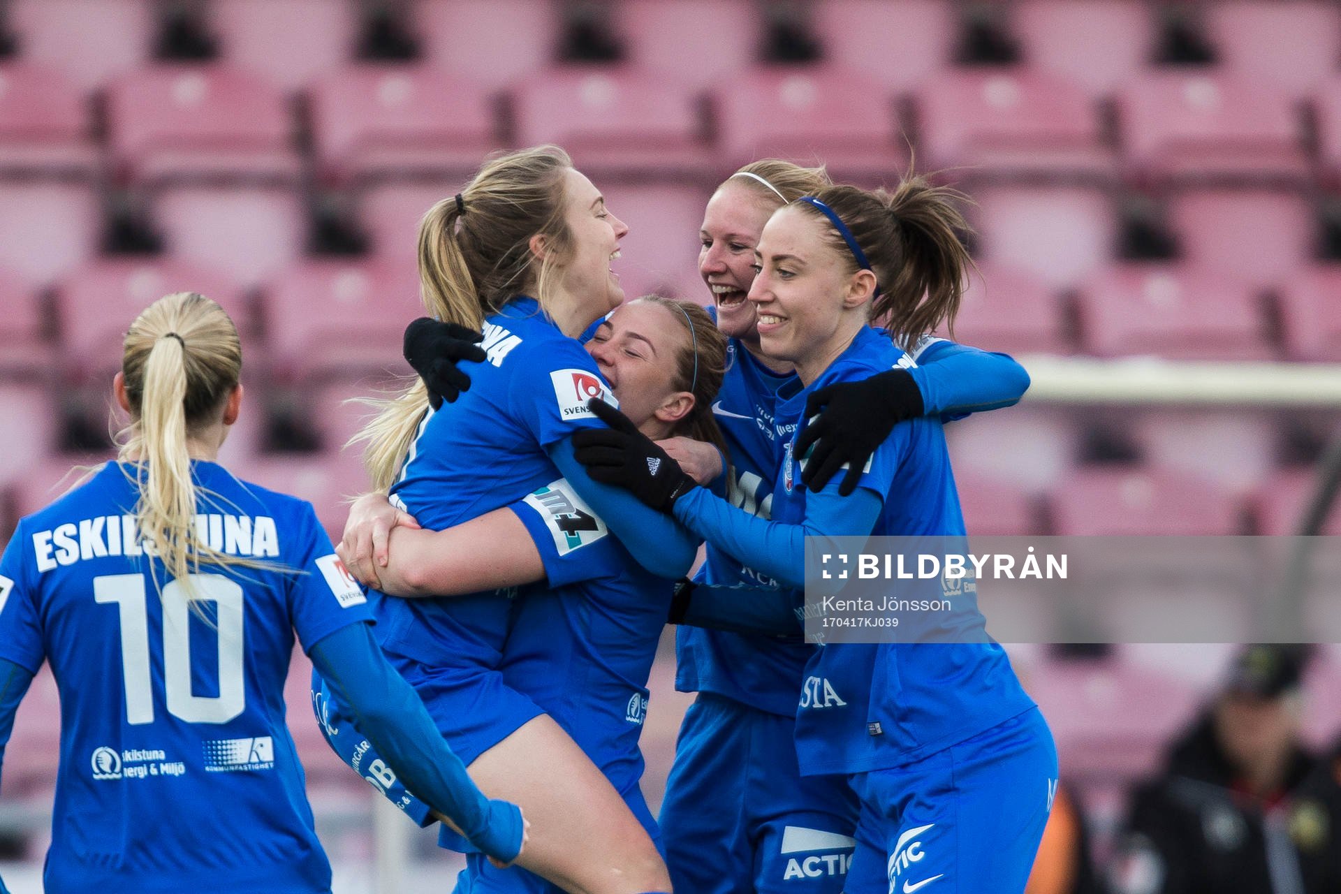 Eskilstuna Uniteds Fiona Brown jublar med Olivia Schough och Petra Andersson efter 1-0 under fotbollsmatchen i Damallsvenskan mellan Eskilstuna United och Hammarby den 17 April 2017 i Eskilstuna.