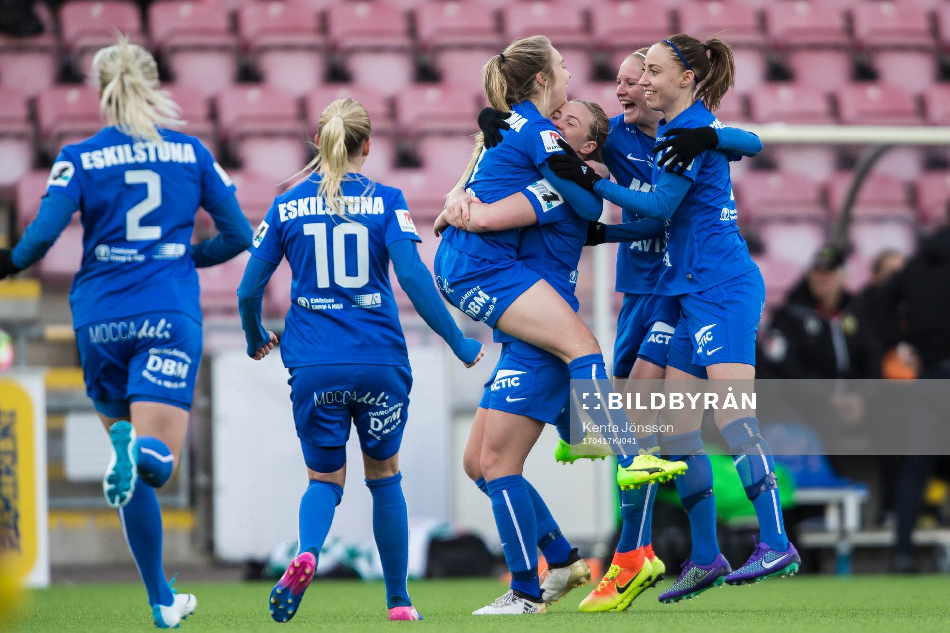 Eskilstuna Uniteds Fiona Brown jublar med Hanna Glas , Olivia Schough och Petra Andersson efter 1-0 under fotbollsmatchen i Damallsvenskan mellan Eskilstuna United och Hammarby den 17 April 2017 i Eskilstuna.