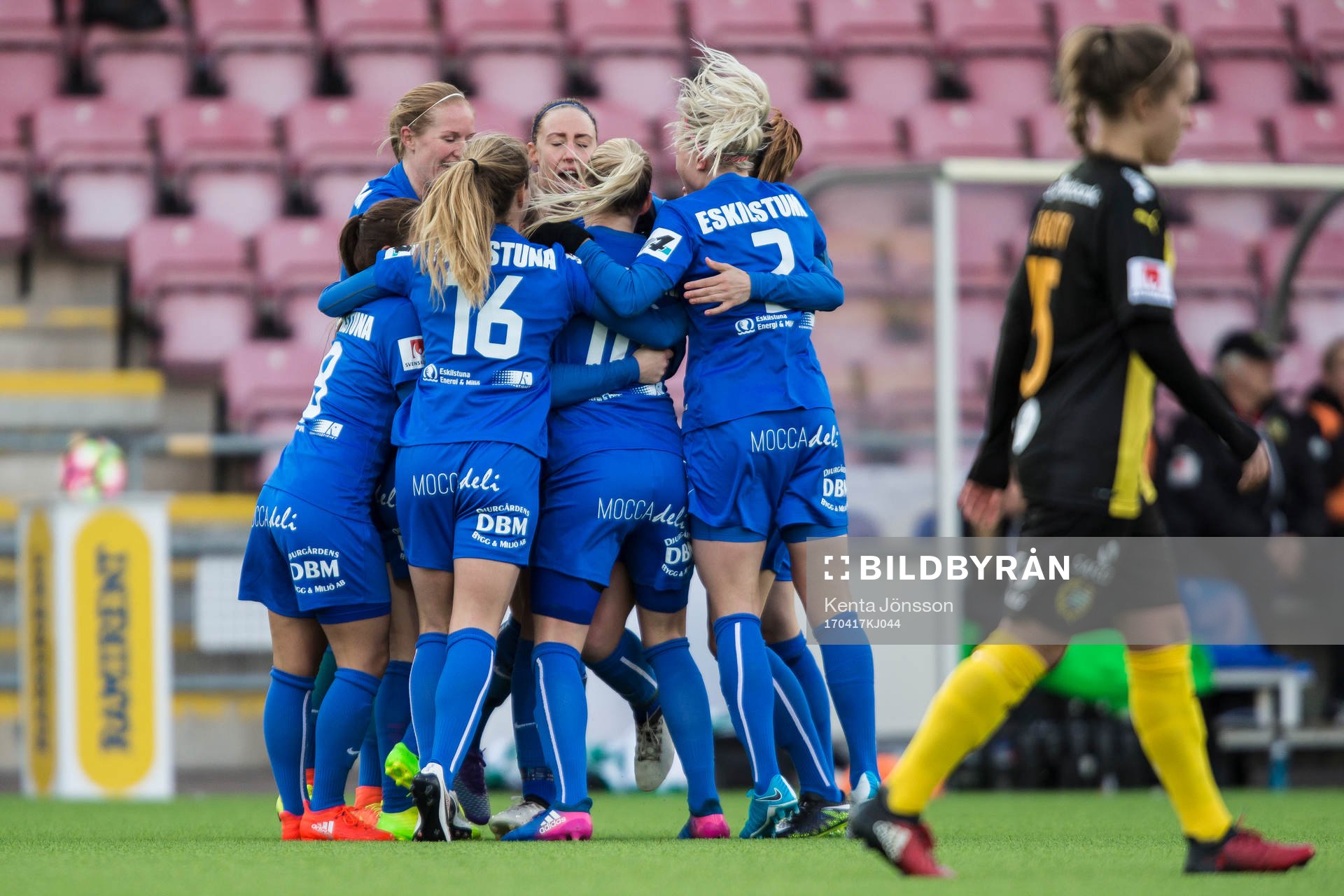 Eskilstuna Uniteds spelare jublar