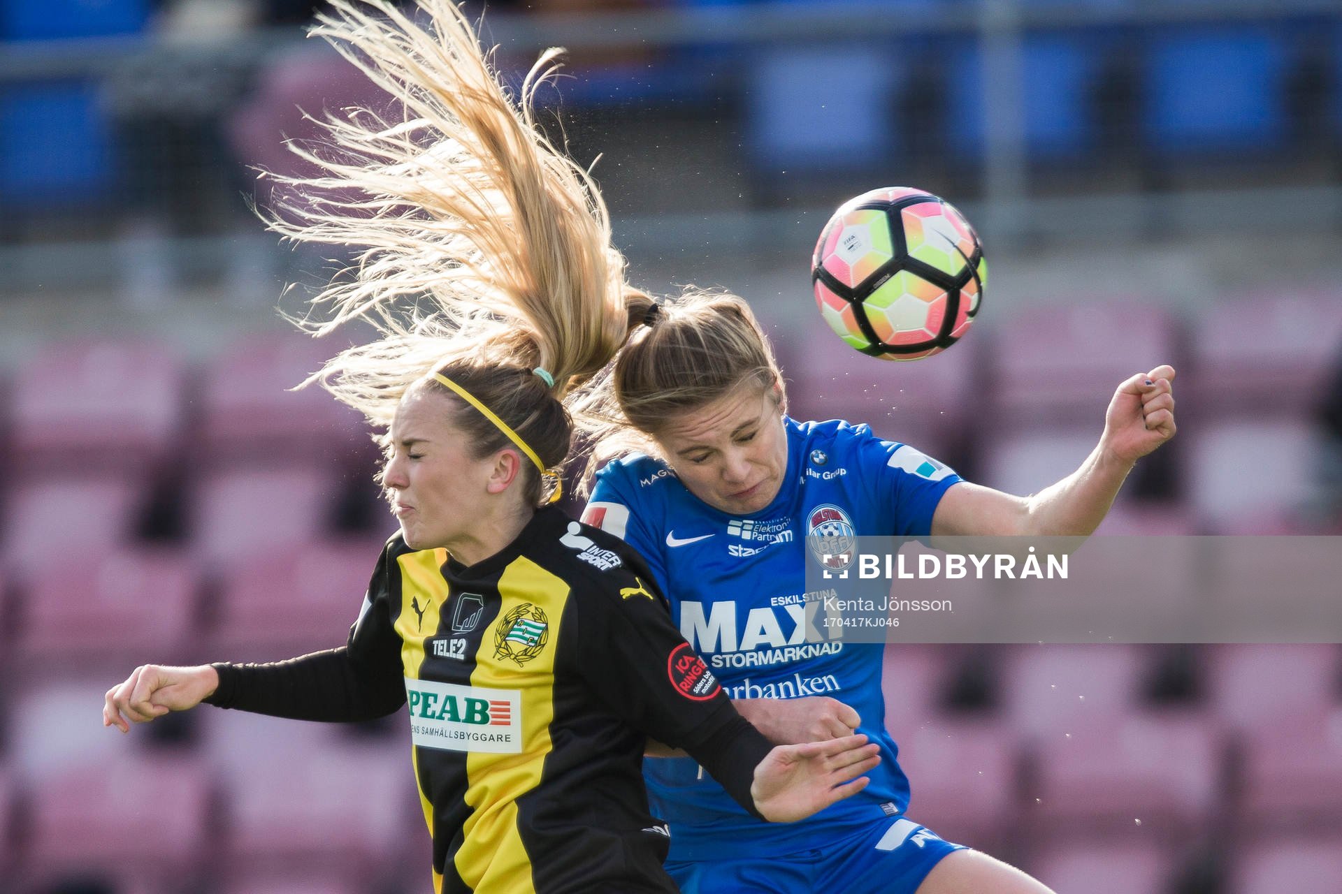 Eskilstuna Uniteds Fiona Brown i kamp om bollen med