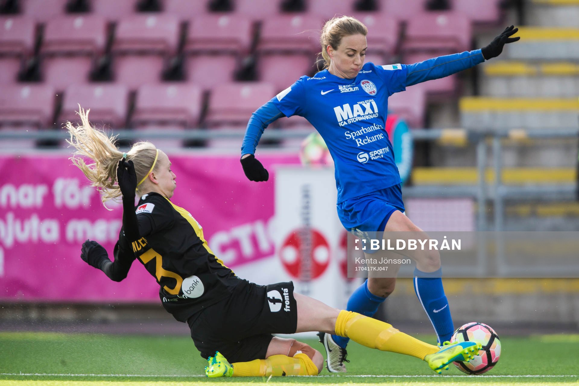 Eskilstuna Uniteds Ingrid Schjelderup i kamp om bollen med Hammarbys Alexandra Lindberg under fotbollsmatchen i Damallsvenskan mellan Eskilstuna United och Hammarby den 17 April 2017 i Eskilstuna.