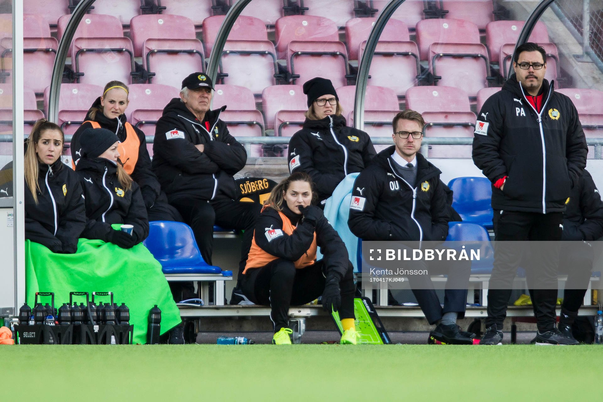 Hammarbys Elena Sadiku (sittandes längst ner med orange