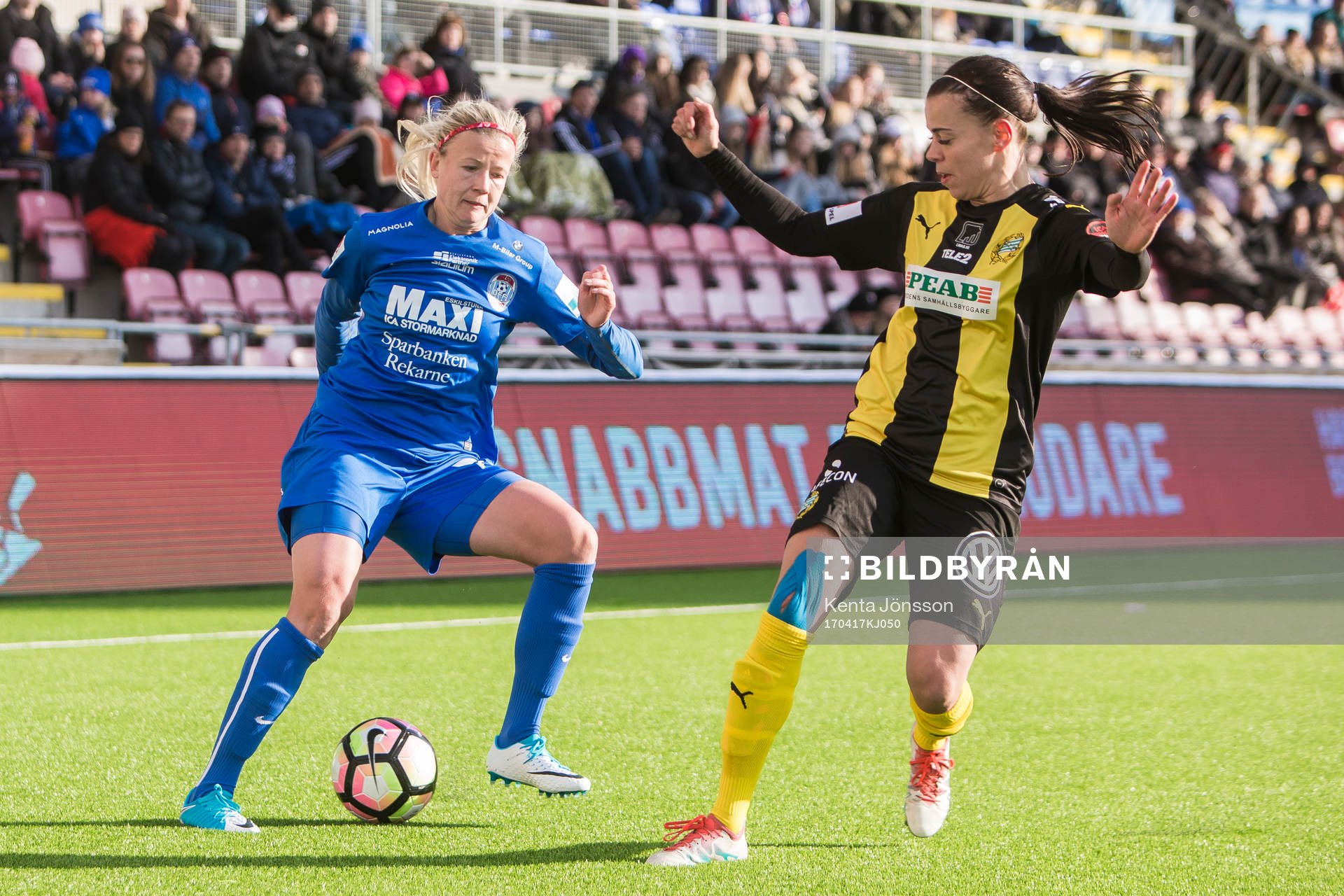 Eskilstuna Uniteds Hanna Glas i kamp om bollen med