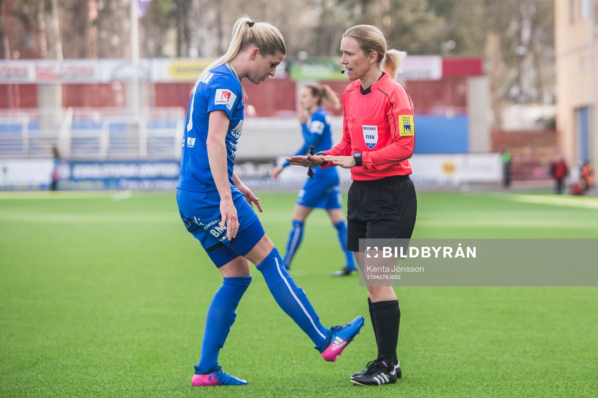Eskilstuna Uniteds Olivia Schough diskuterar med domare