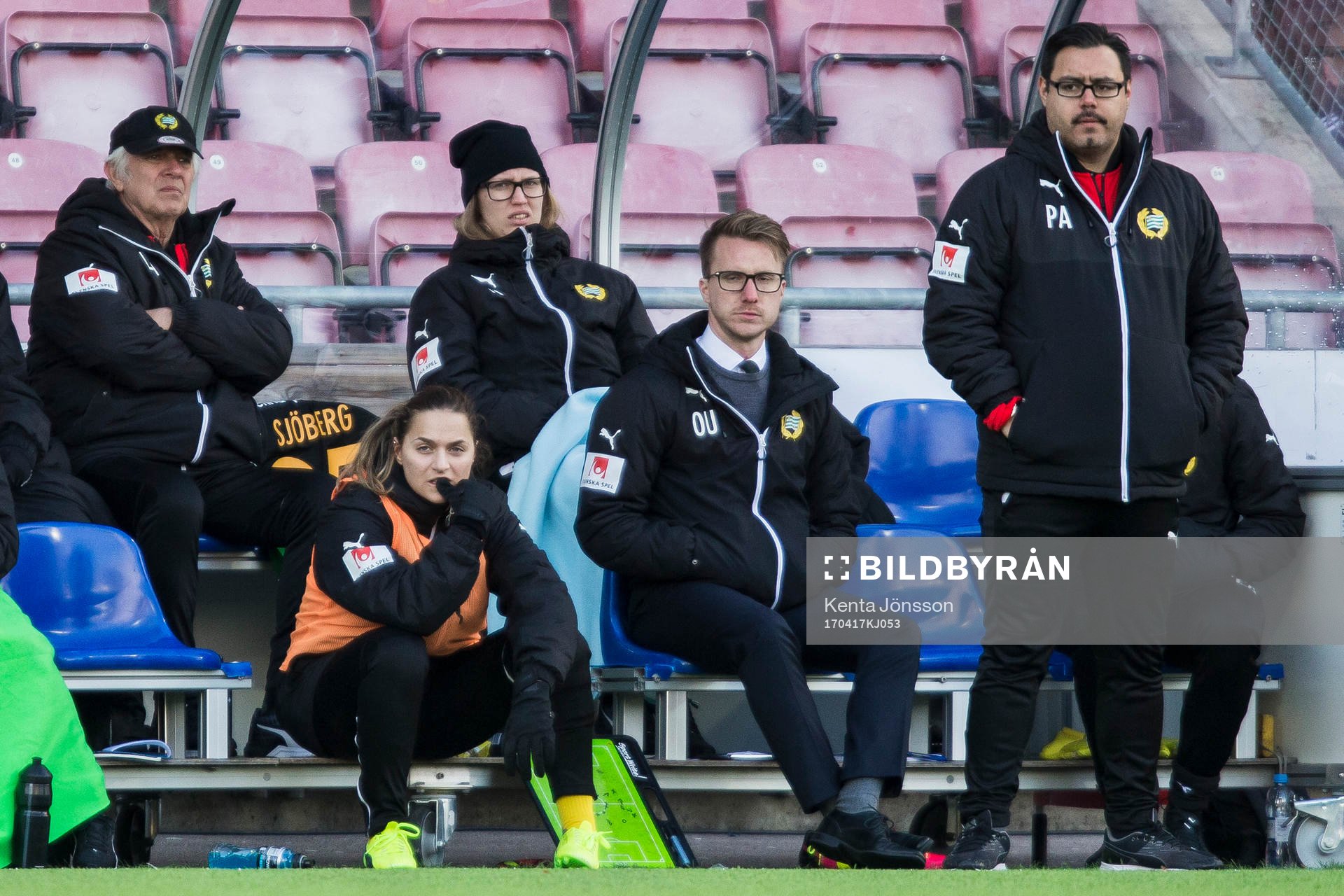 Hammarbys Elena Sadiku (sittandes längst ner med orange