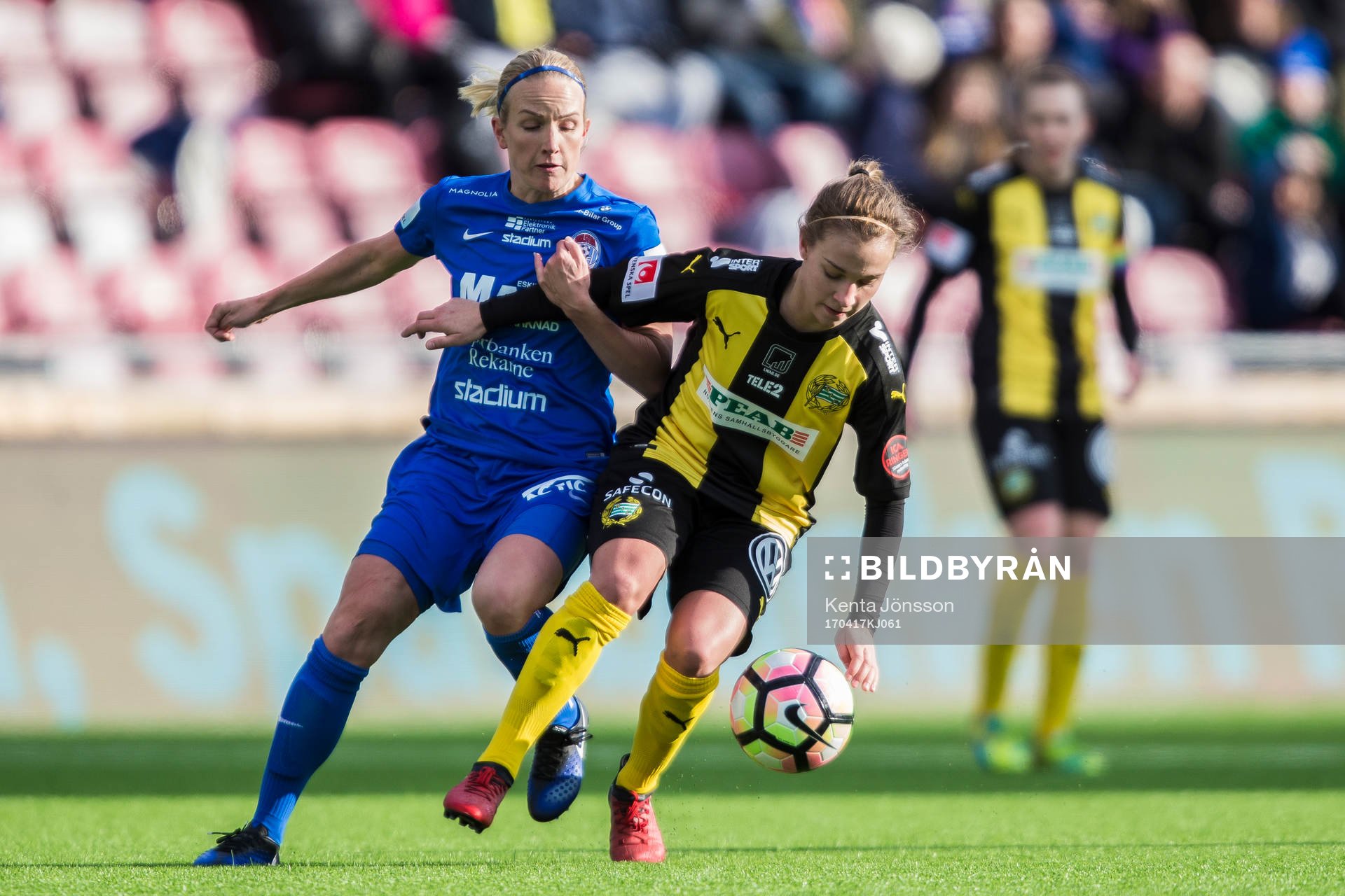 Eskilstuna Uniteds Petra Johansson i kamp om bollen med Hammarbys Julia Zigiotti Olme under fotbollsmatchen i Damallsvenskan mellan Eskilstuna United och Hammarby den 17 April 2017 i Eskilstuna.