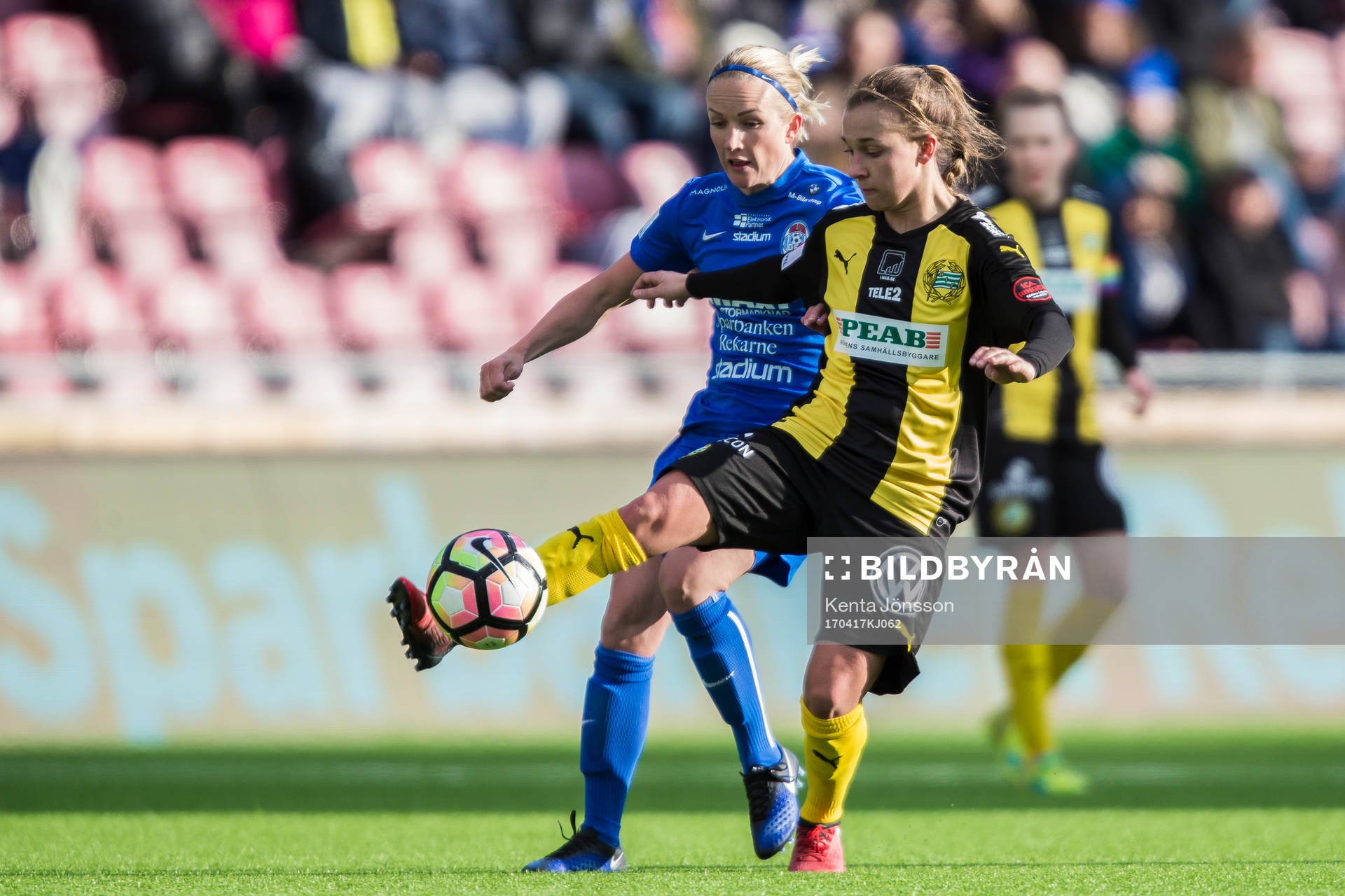 Eskilstuna Uniteds Petra Johansson i kamp om bollen med
