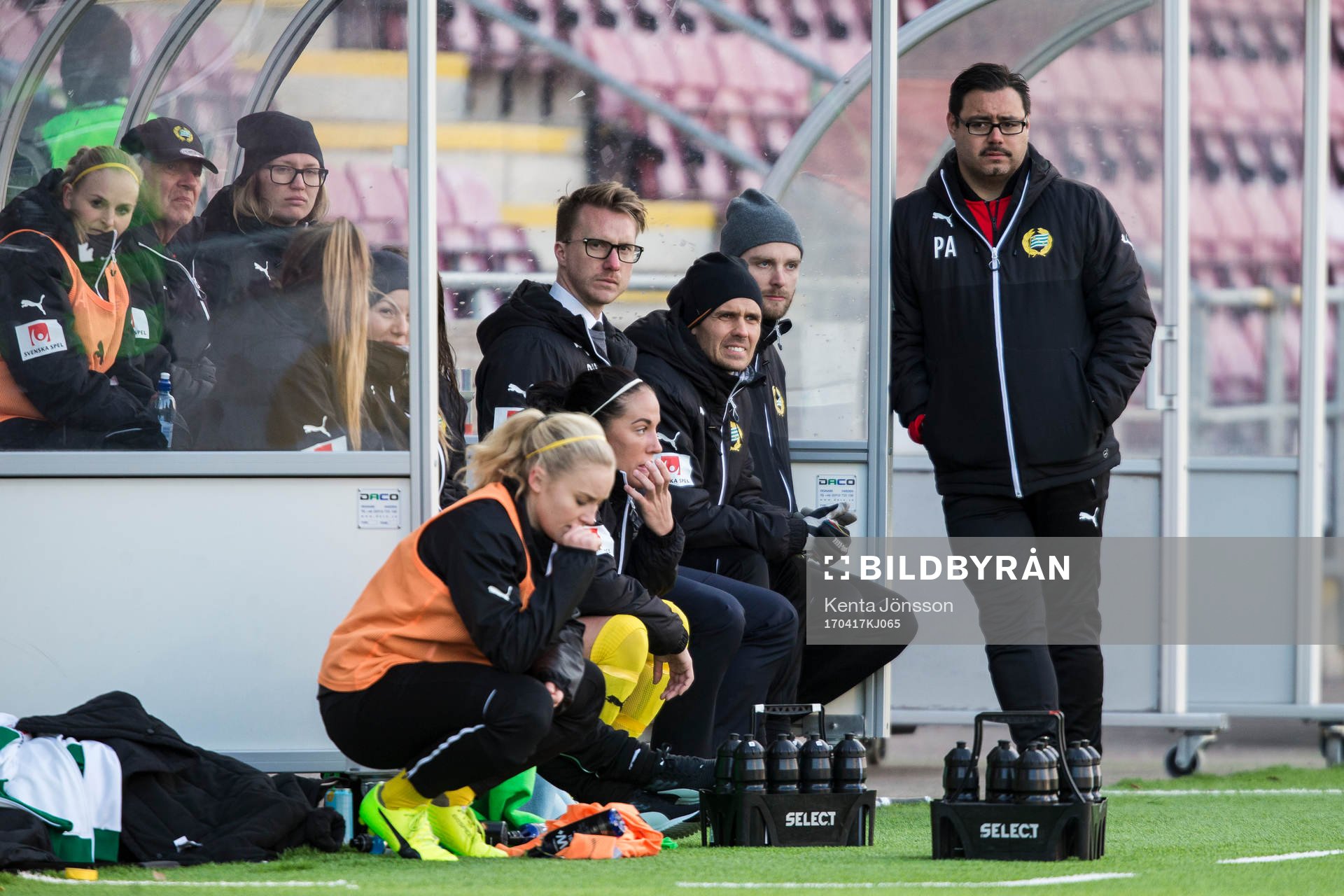 Hammarbys tränare Olof Unogård (sittandes i mitten) och