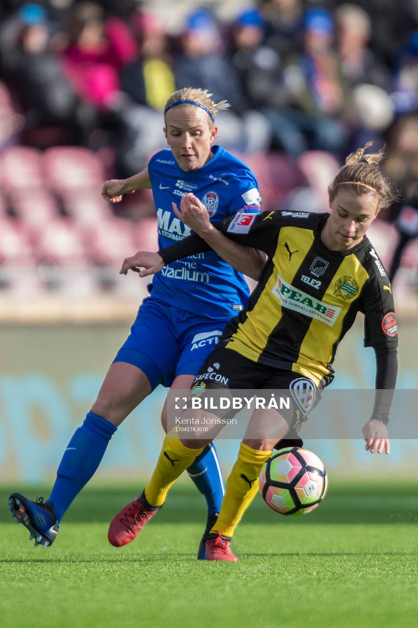 Eskilstuna Uniteds Petra Johansson i kamp om bollen med