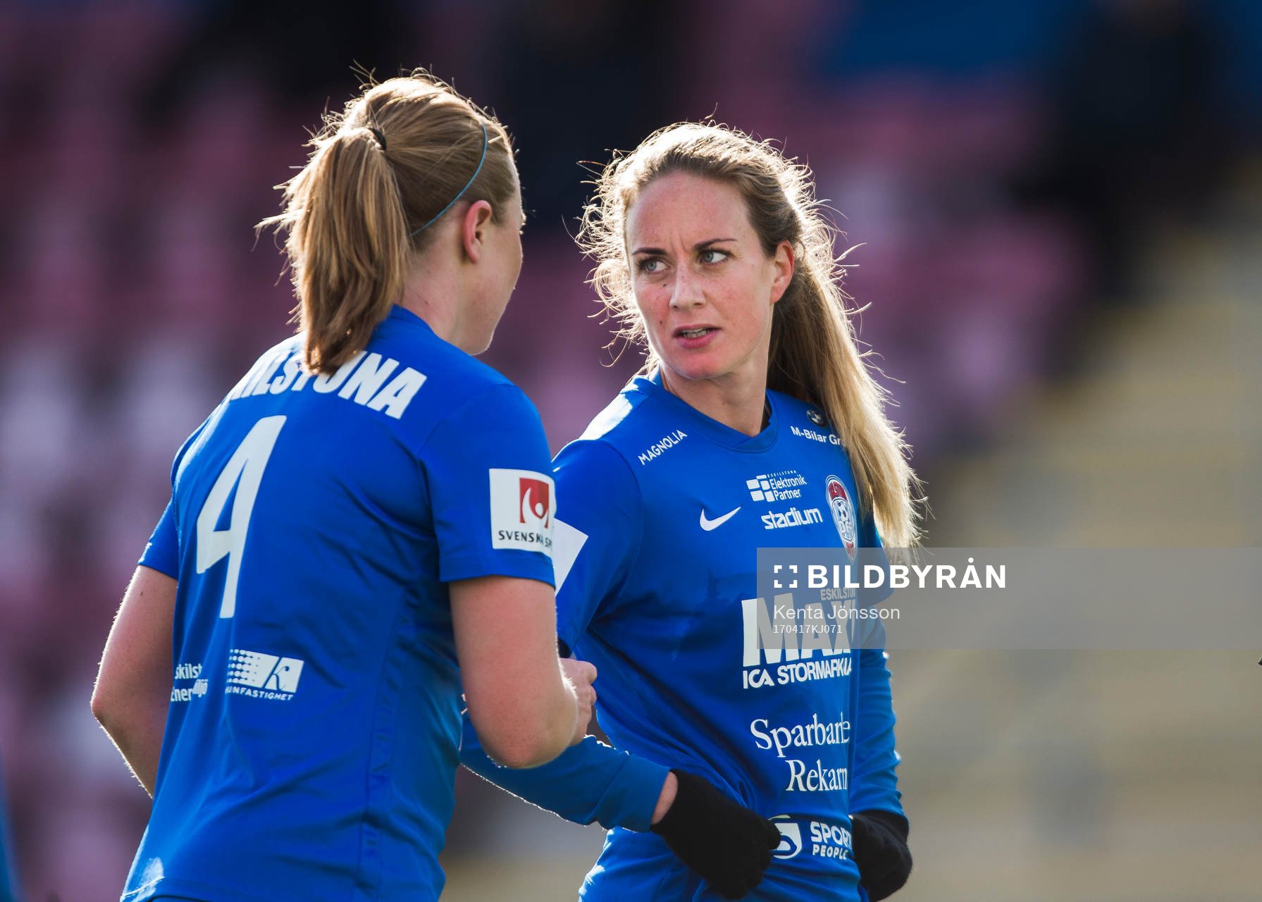 Eskilstuna Uniteds Ingrid Schjelderup (h) och Glodis Perla
