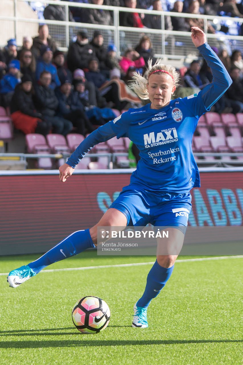 Eskilstuna Uniteds Hanna Glas i aktion