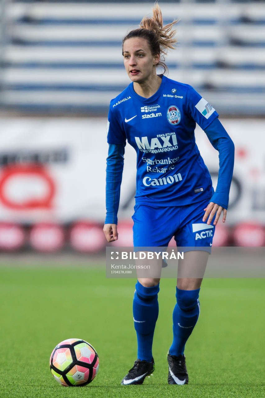 Eskilstuna Uniteds Nathalie Björn i aktion