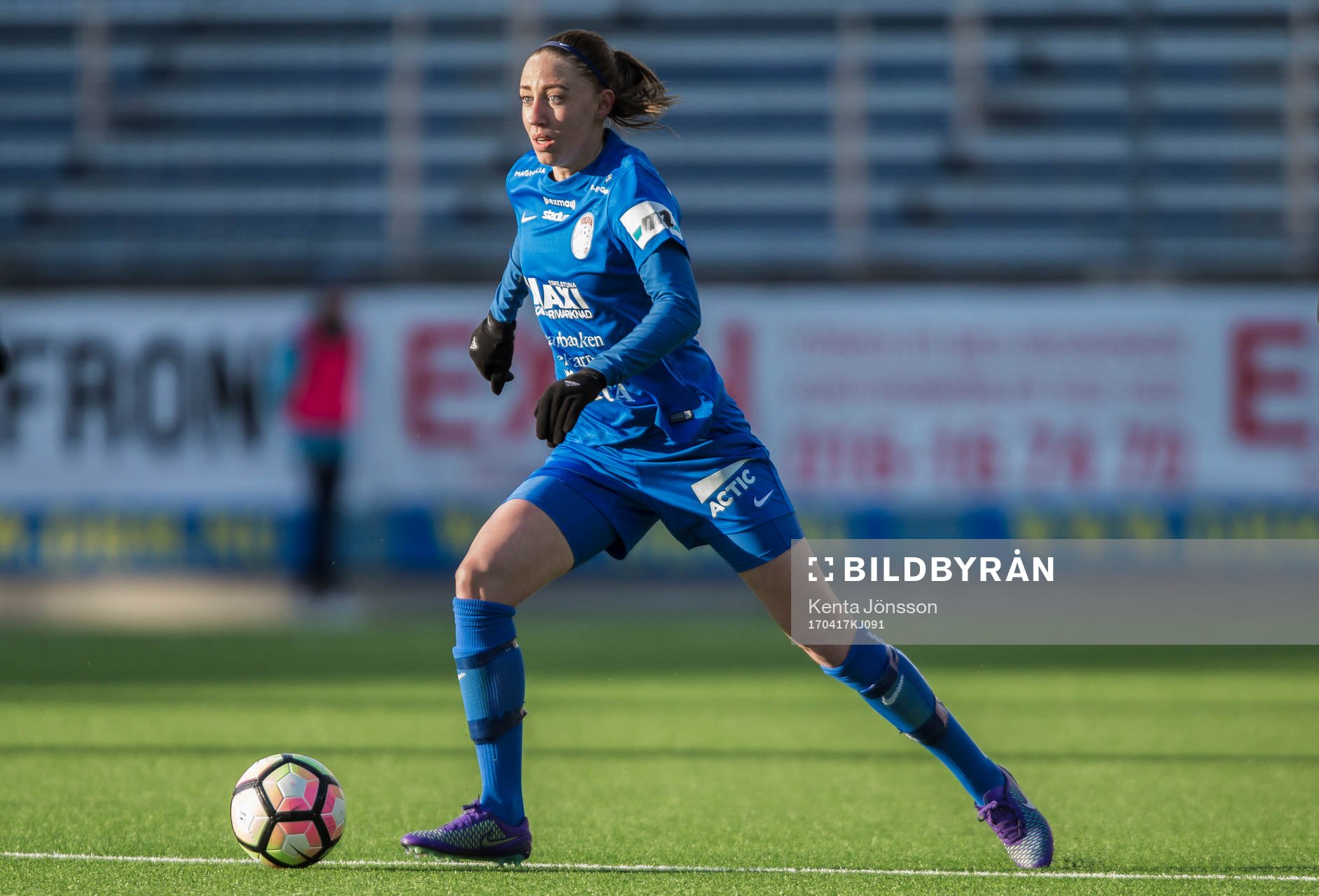 Eskilstuna Uniteds Petra Andersson i aktion