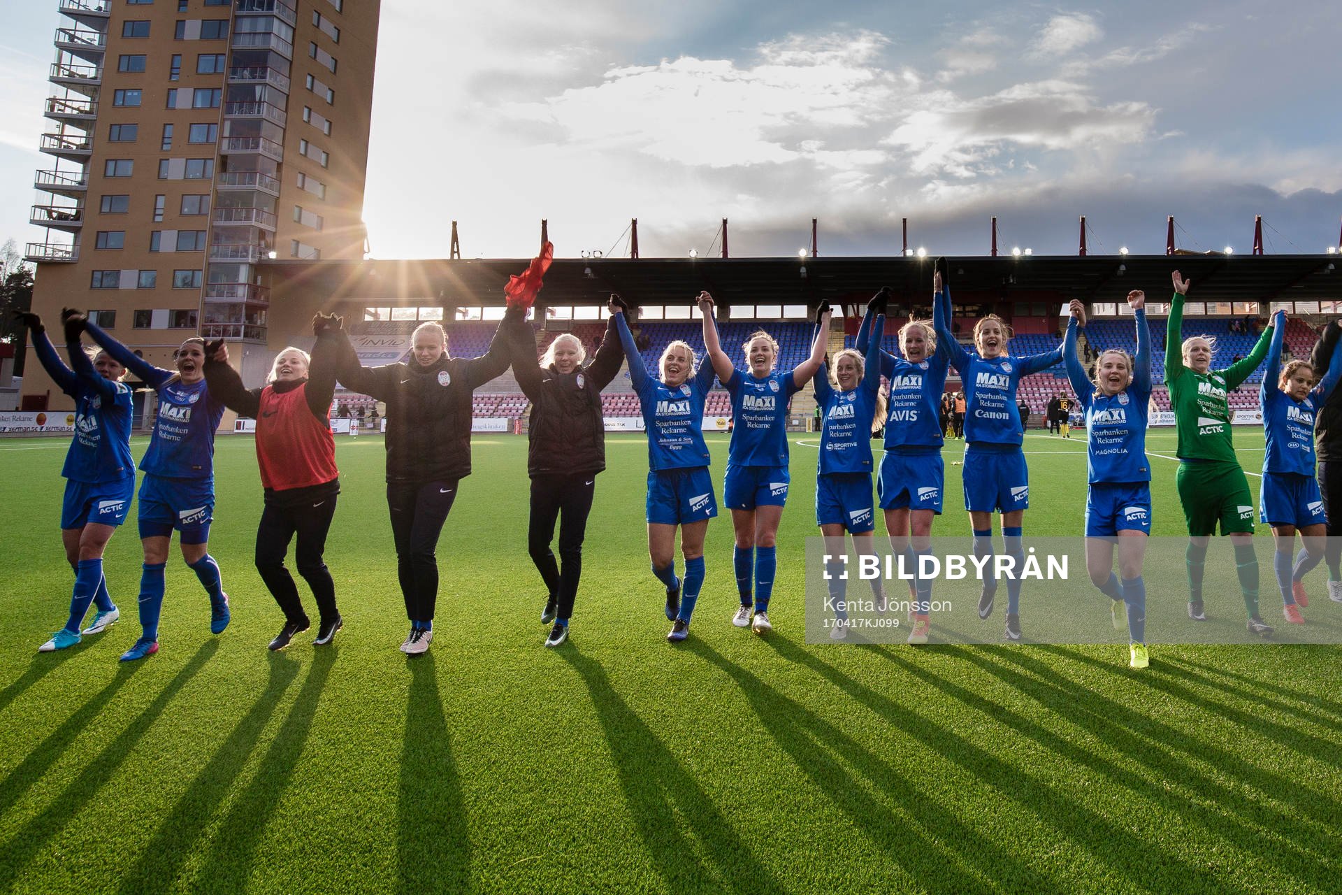 Eskilstuna Uniteds spelar jublar efter fotbollsmatchen i Damallsvenskan mellan Eskilstuna United och Hammarby den 17 April 2017 i Eskilstuna.
