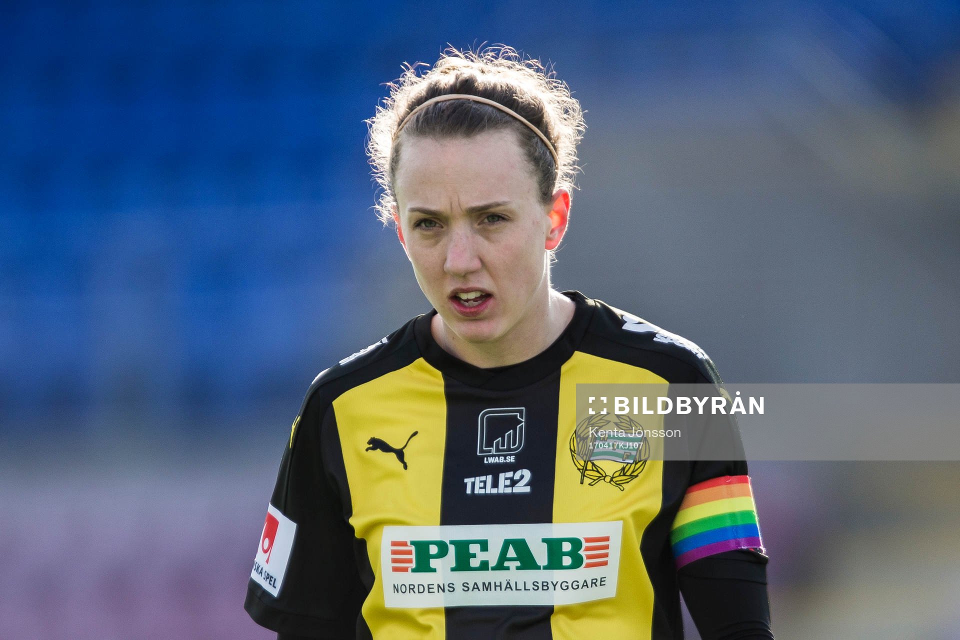 Hammarbys Olga Ekblom med en regnbågsfärgad armbindel