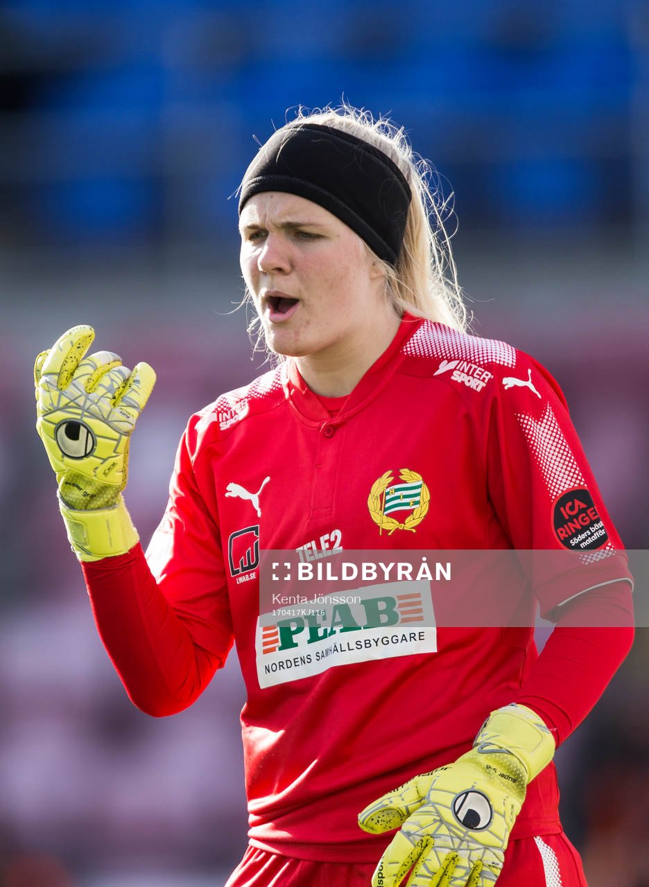 Hammarbys målvakt Emma Holmgren gestikulerar