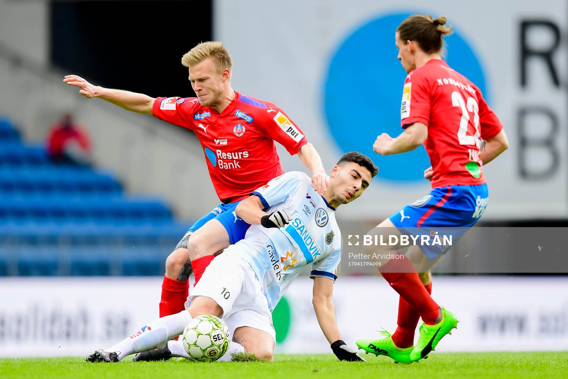 Helsingborgs Andreas Landgren och Jesper Lange i kamp mot