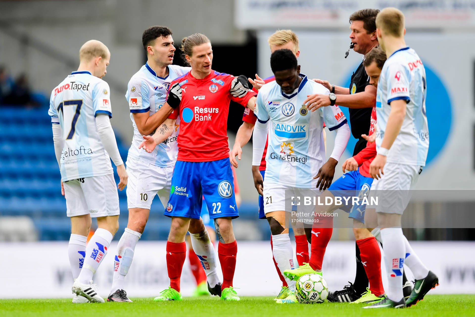 Irriterat mellan Gefles Deniz Hümmet och Helsingborgs