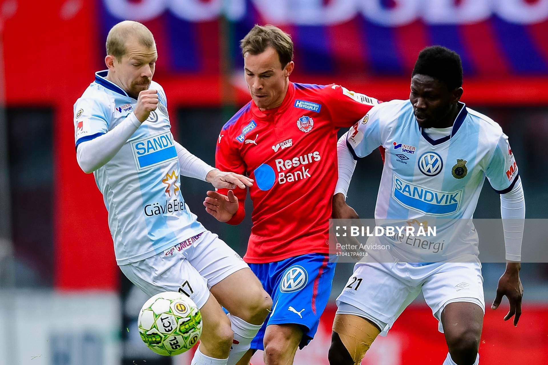 Helsingborgs Anton Wede i kamp mot Gefles Jonas Lantto och Kwame Bonsu under fotbollsmatchen i Superettan mellan Helsingborg och Gefle den 17 april 2017 i Helsingborg.
