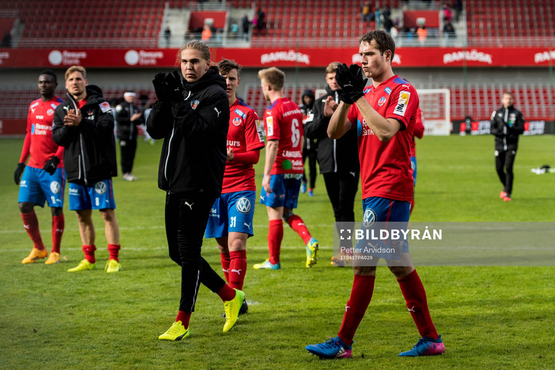 Helsingborgs Frederik Helstrup tackar publiken